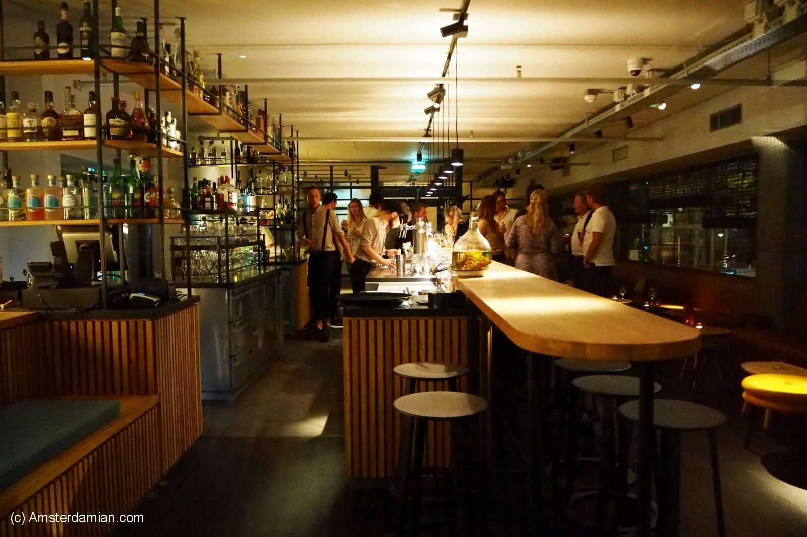 Stylish cocktail bar in NENI Amsterdam ideal for networking and social gatherings.