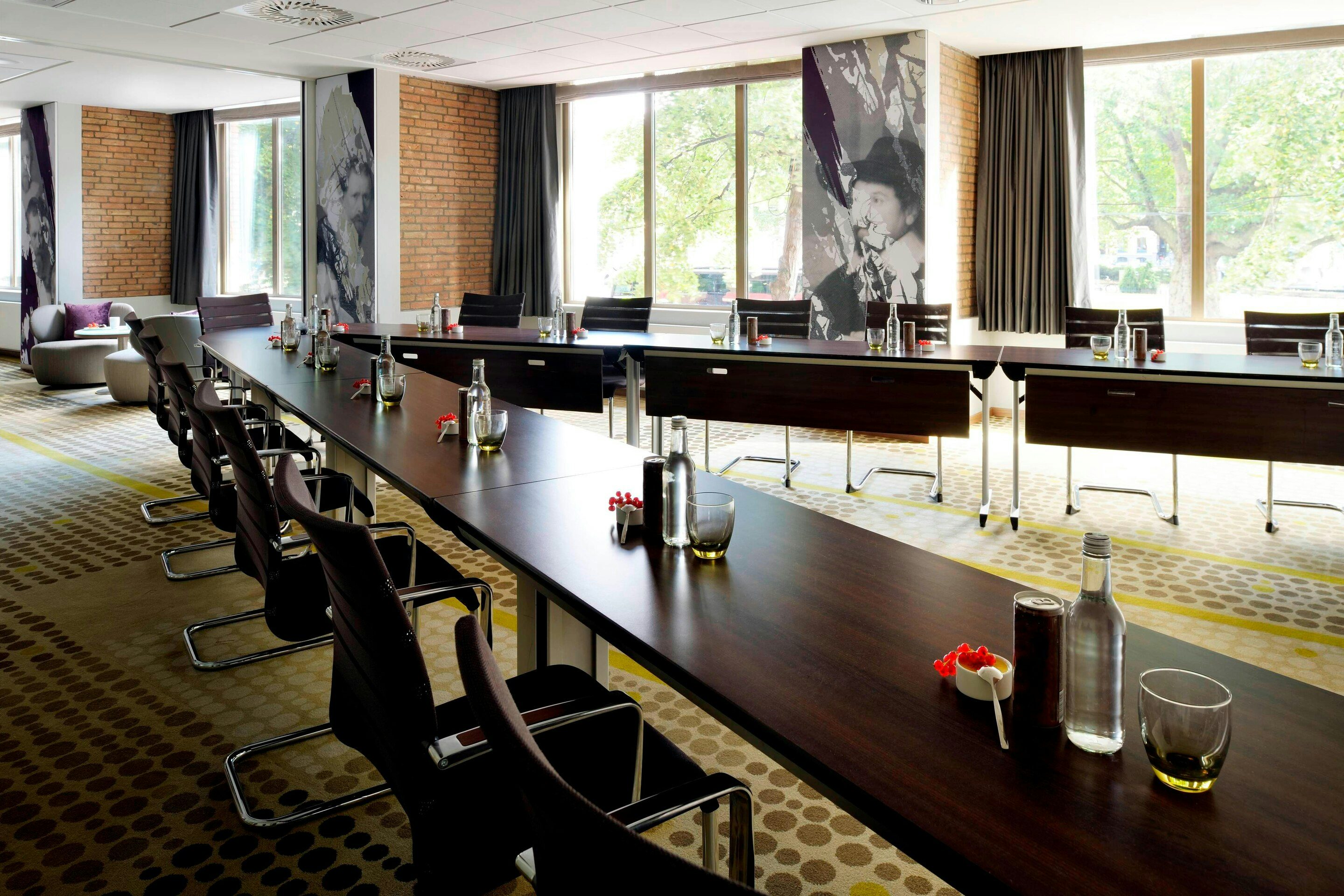 Modern meeting room with natural light for corporate events in Amsterdam Marriott Hotel.
