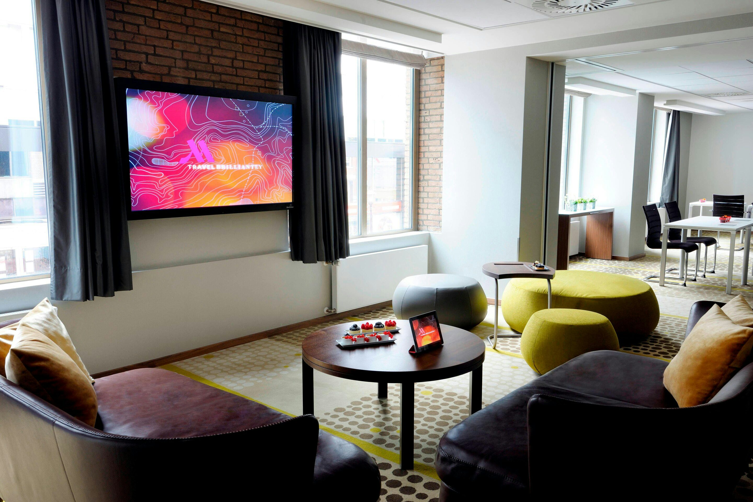 Modern meeting space in Amsterdam Marriott for workshops and presentations.