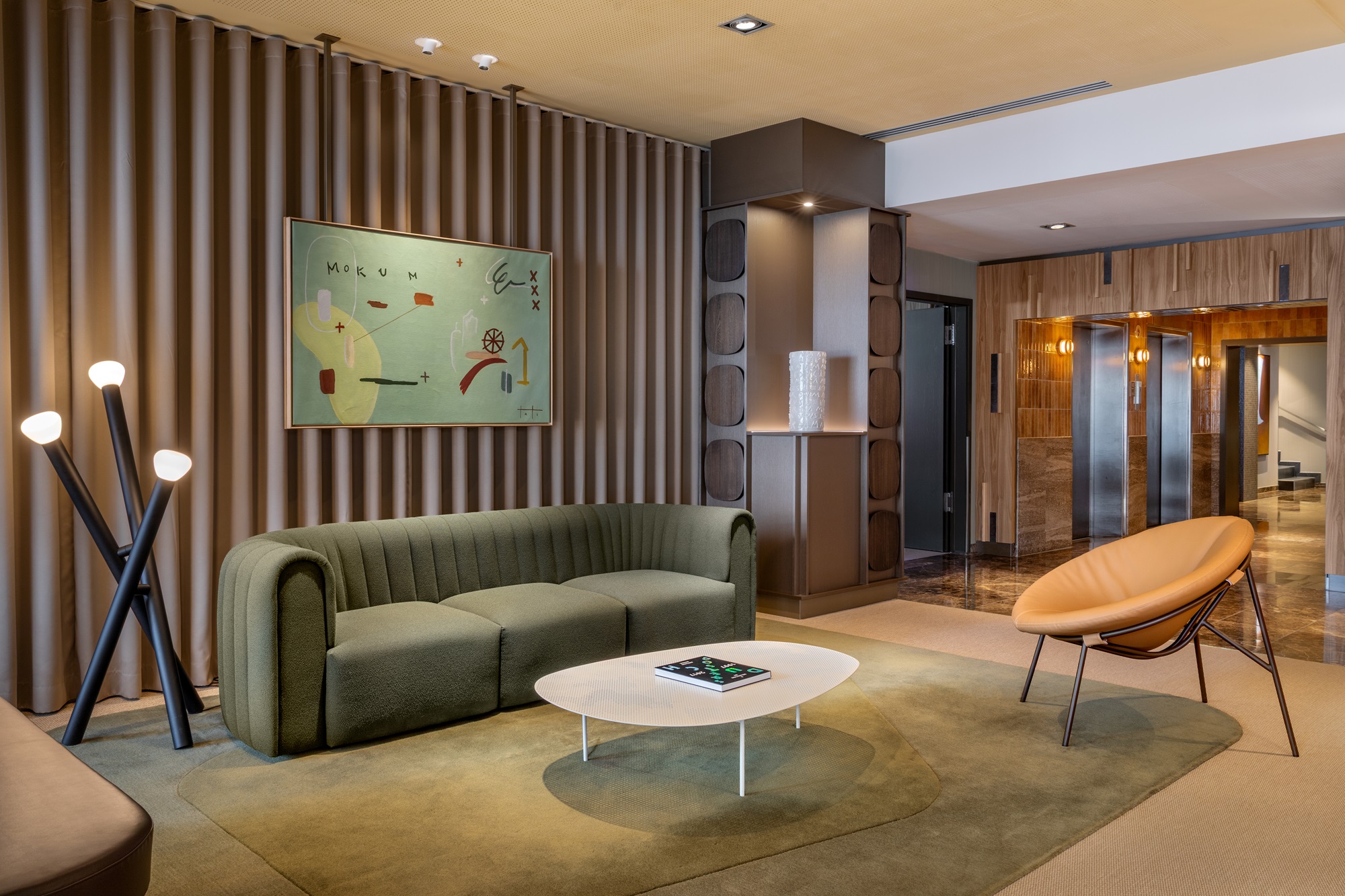 Modern hotel lobby with inviting seating for meetings in Amsterdam Marriott Hotel.