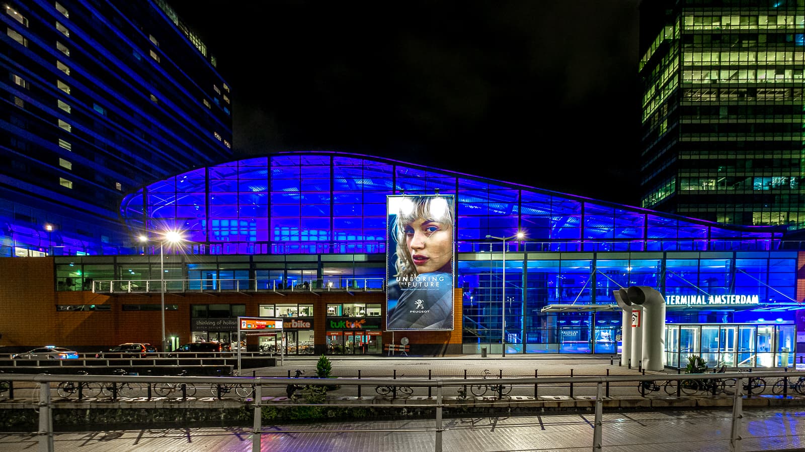 Promenade Deck Amsterdam: modern event venue with vibrant blue lighting for conferences.