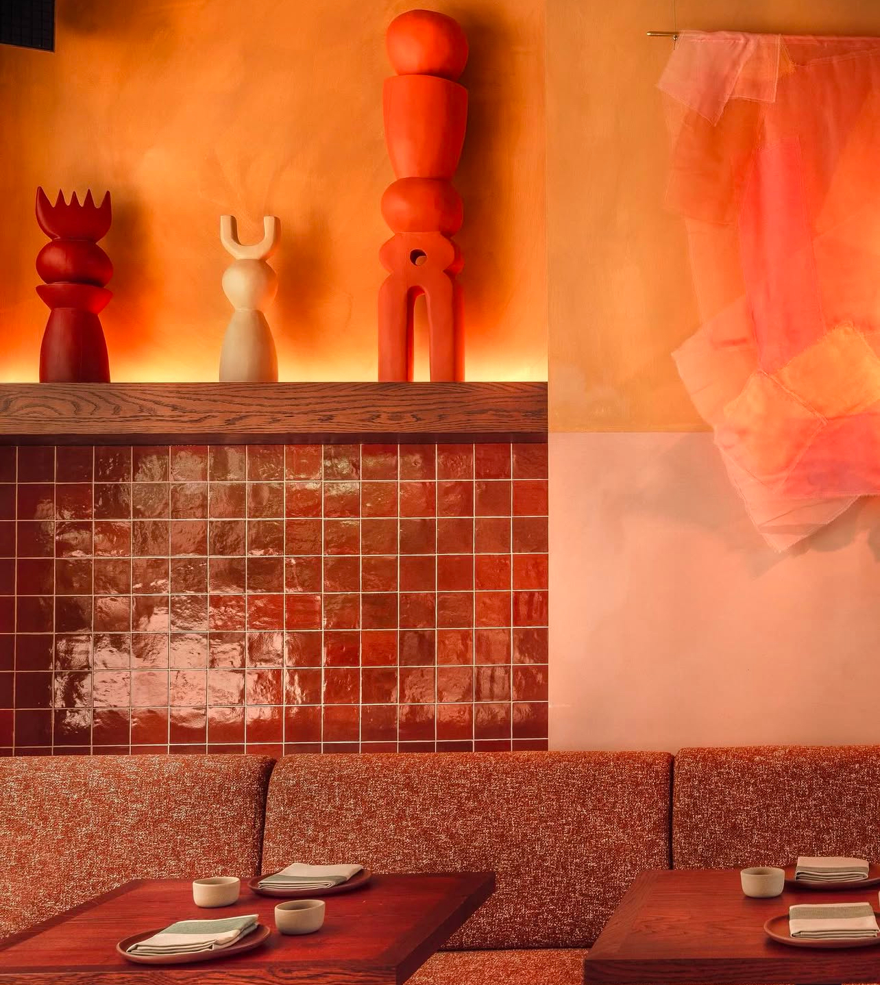 Contemporary interior of Sala Rosa in Fonda, perfect for networking and gatherings.