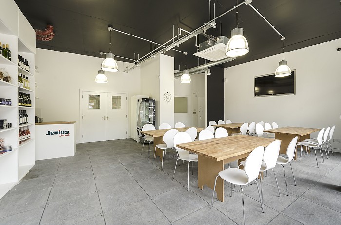 Modern meeting space at Jenius Social with wooden tables, ideal for workshops and team meetings.