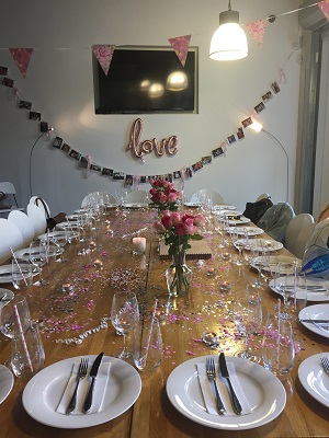 Elegant dining table with pink roses for weddings and romantic events at Jenius Social.