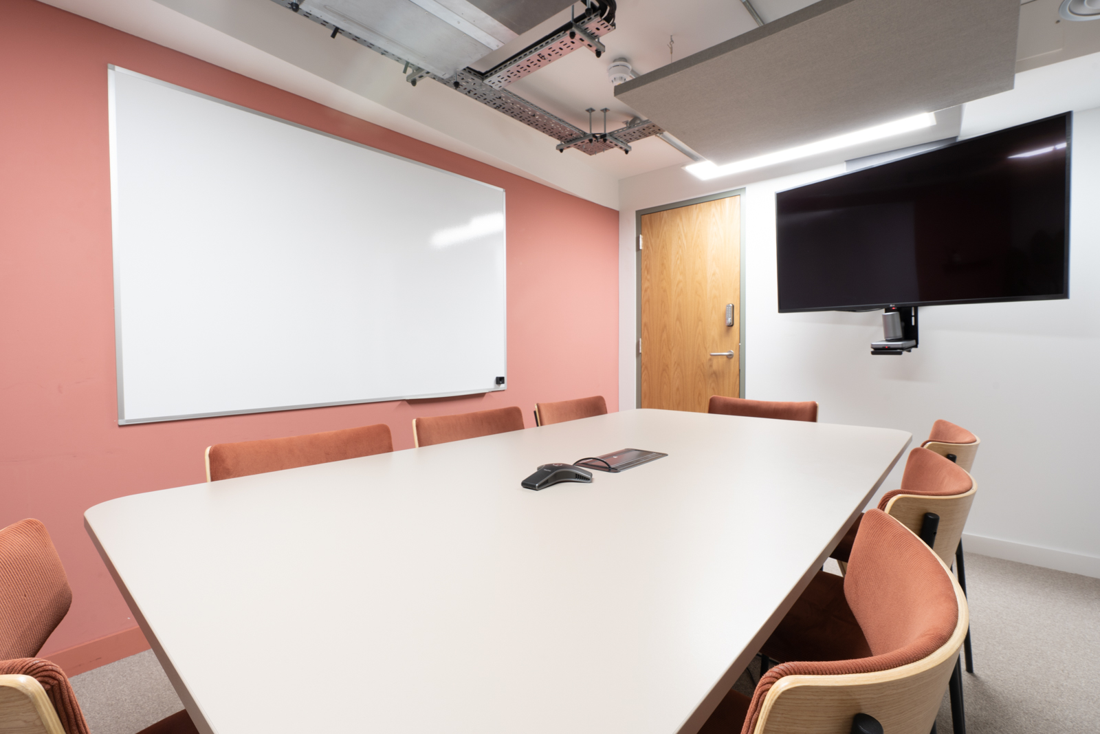 Modern meeting room in Shoreditch with large table, ideal for workshops and presentations.