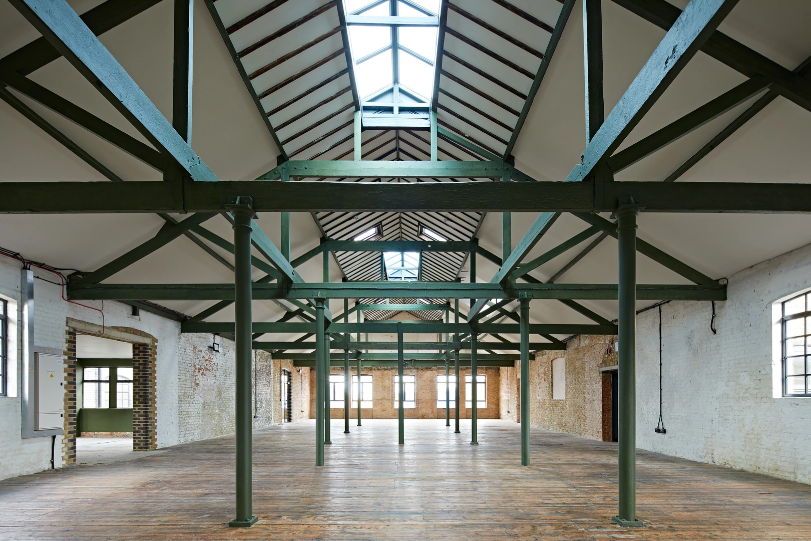 Spacious industrial venue with high ceilings for meetings and events in LEX 2.