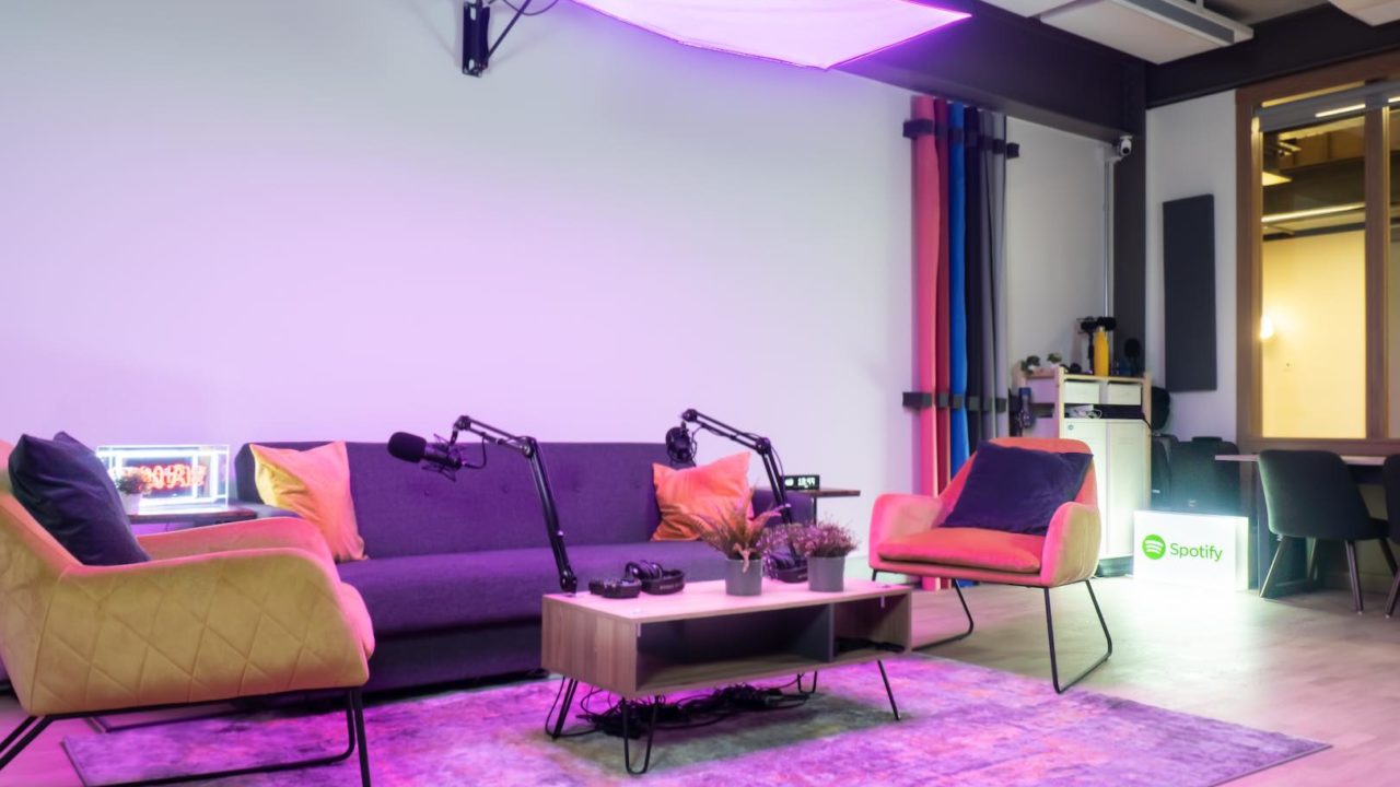 Modern recording studio with cozy seating, ideal for podcasts and teamwork.