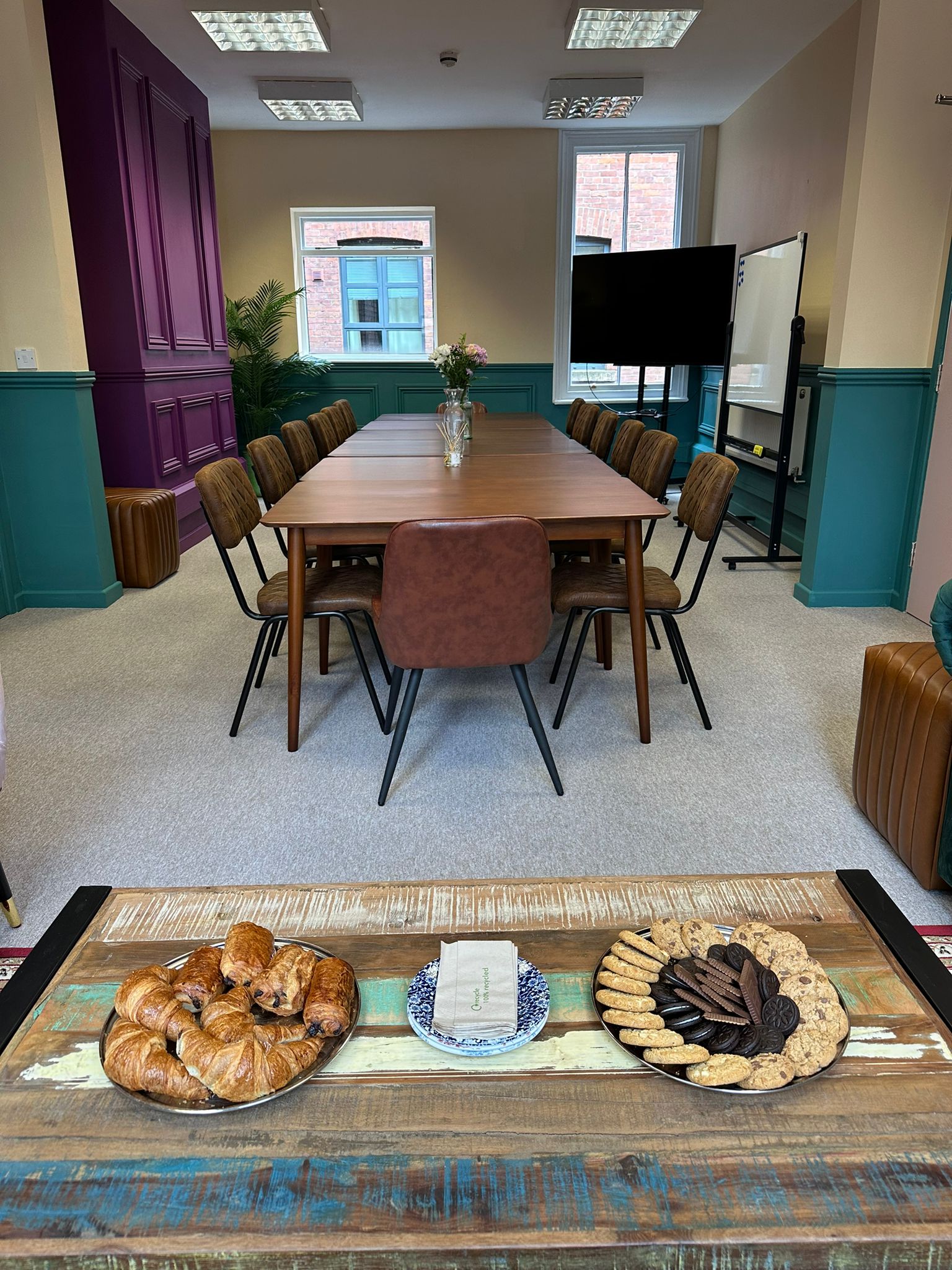 Meeting room in Gran T's Coffee House with wooden table for collaborative sessions.