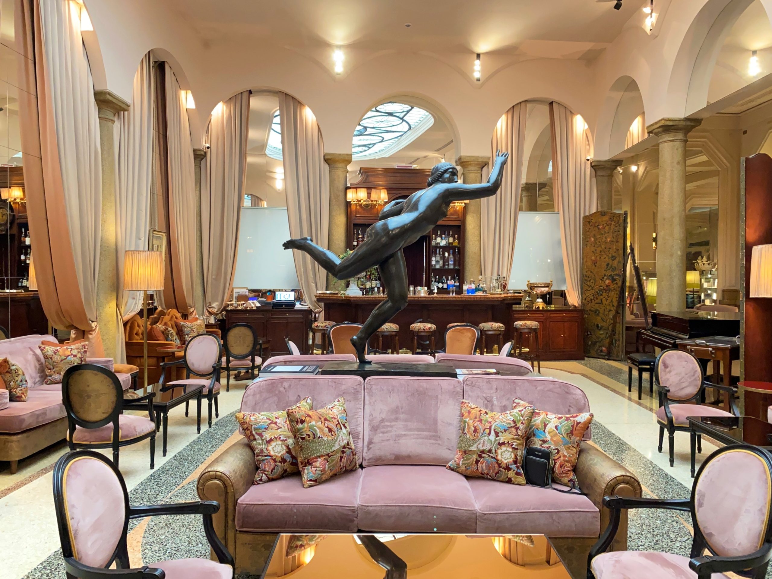 Gerry's Bar, Grand Hotel et de Milan: elegant lounge with striking sculpture, perfect for networking events.