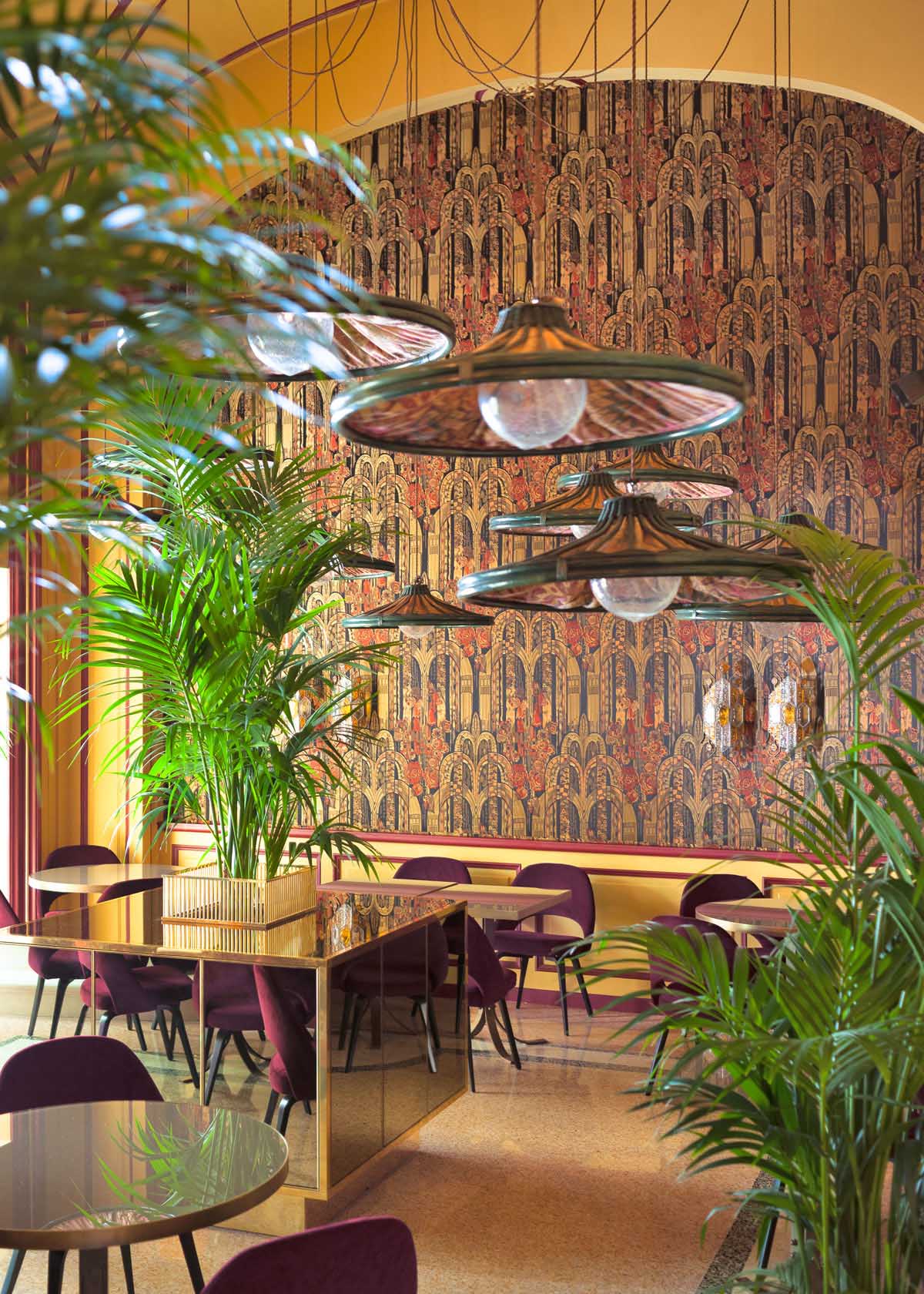 "Caruso Nuovo Bistrot: Greenery-filled venue for creative meetings and intimate events."