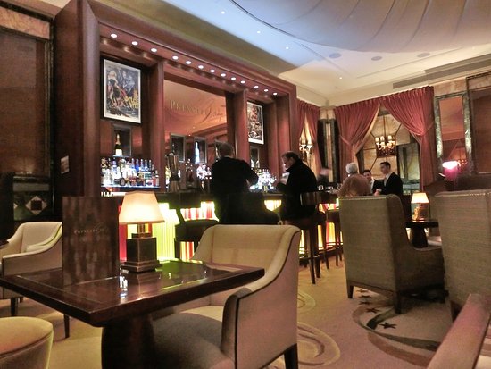 Sophisticated bar at Club Principe, ideal for networking events and meetings.