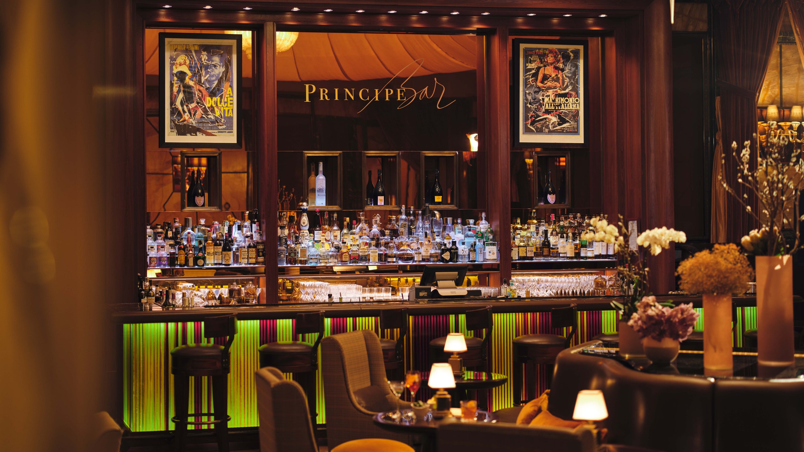 Sophisticated bar at Club Principe, ideal for networking events and cocktail receptions.