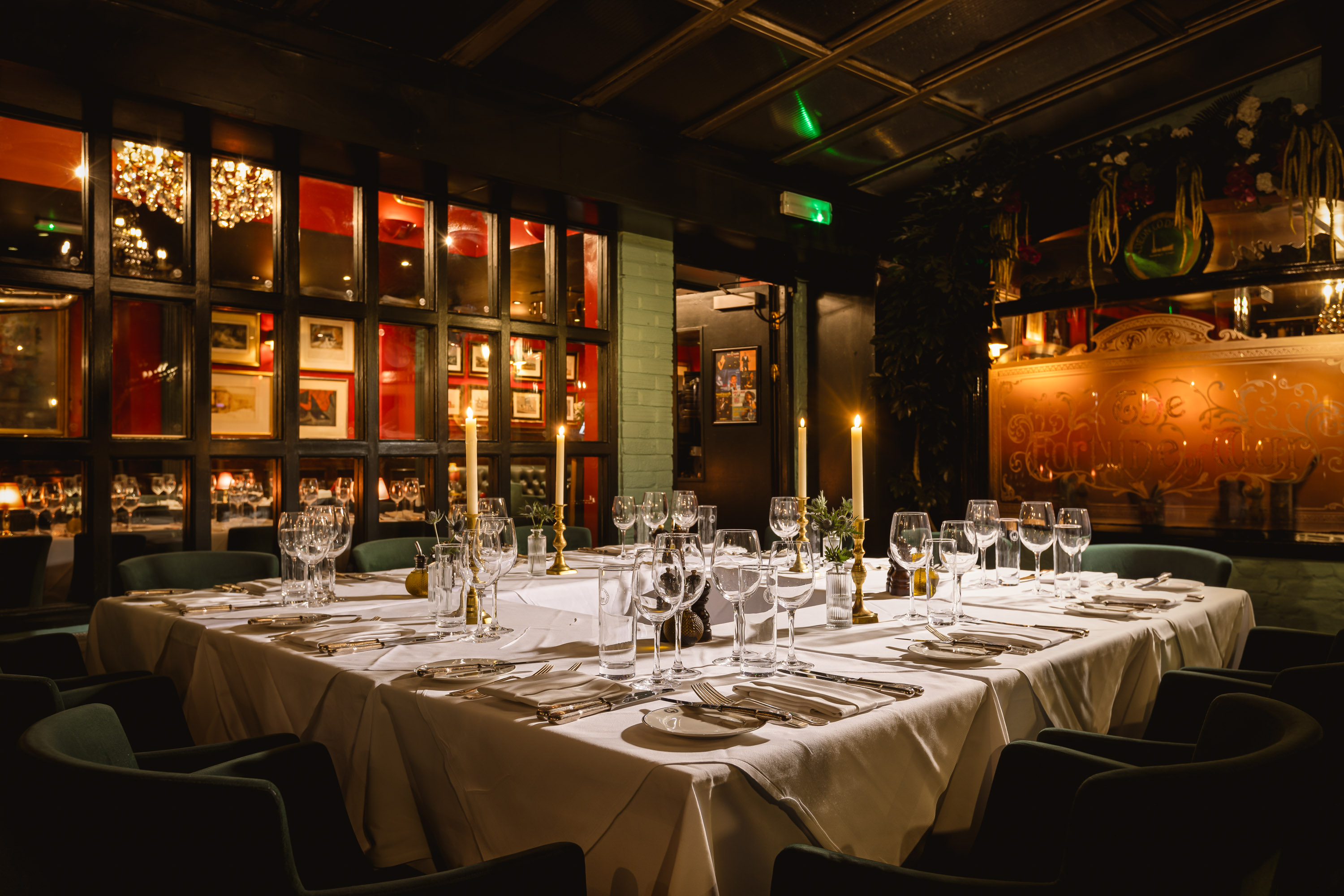 Elegant dining table in Courtyard Garden, Boisdale of Belgravia for upscale events.