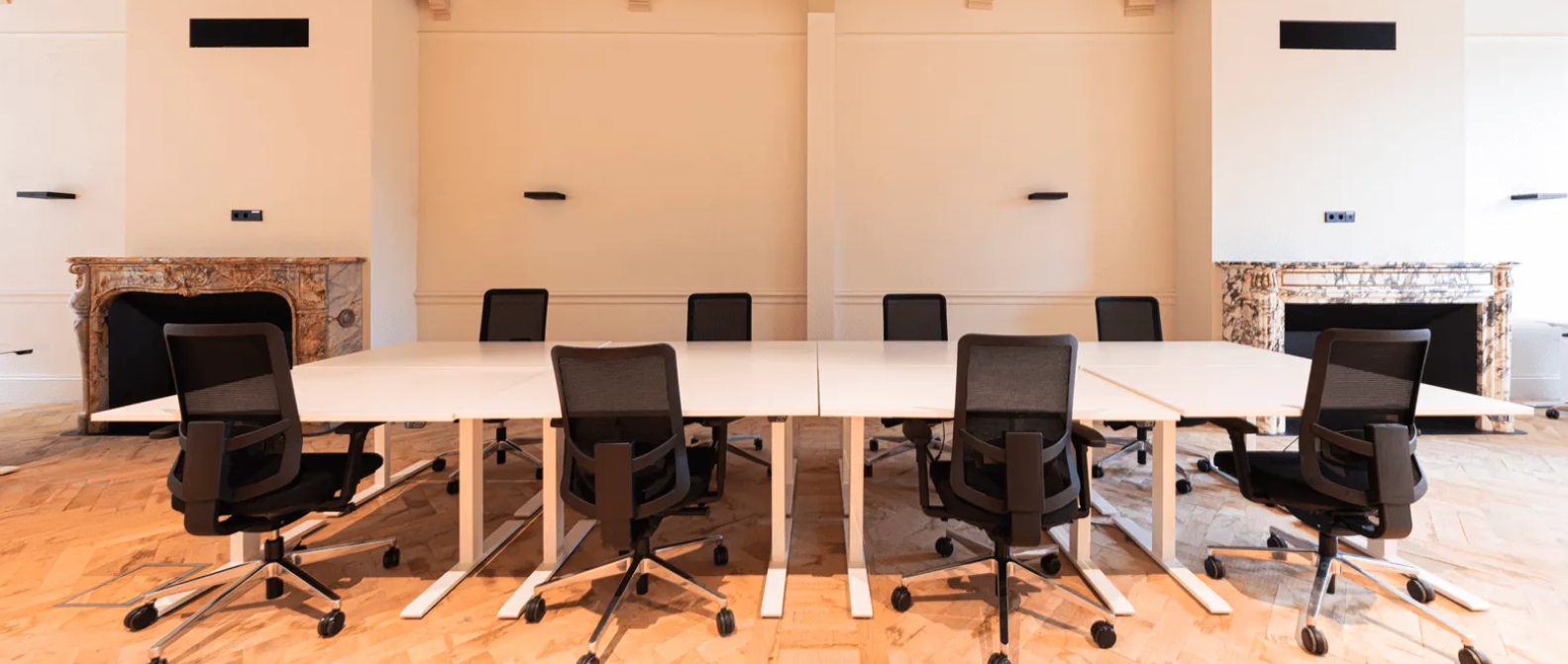 Rivvia Lounge: Modern meeting space, modular table, team workshops, strategic planning