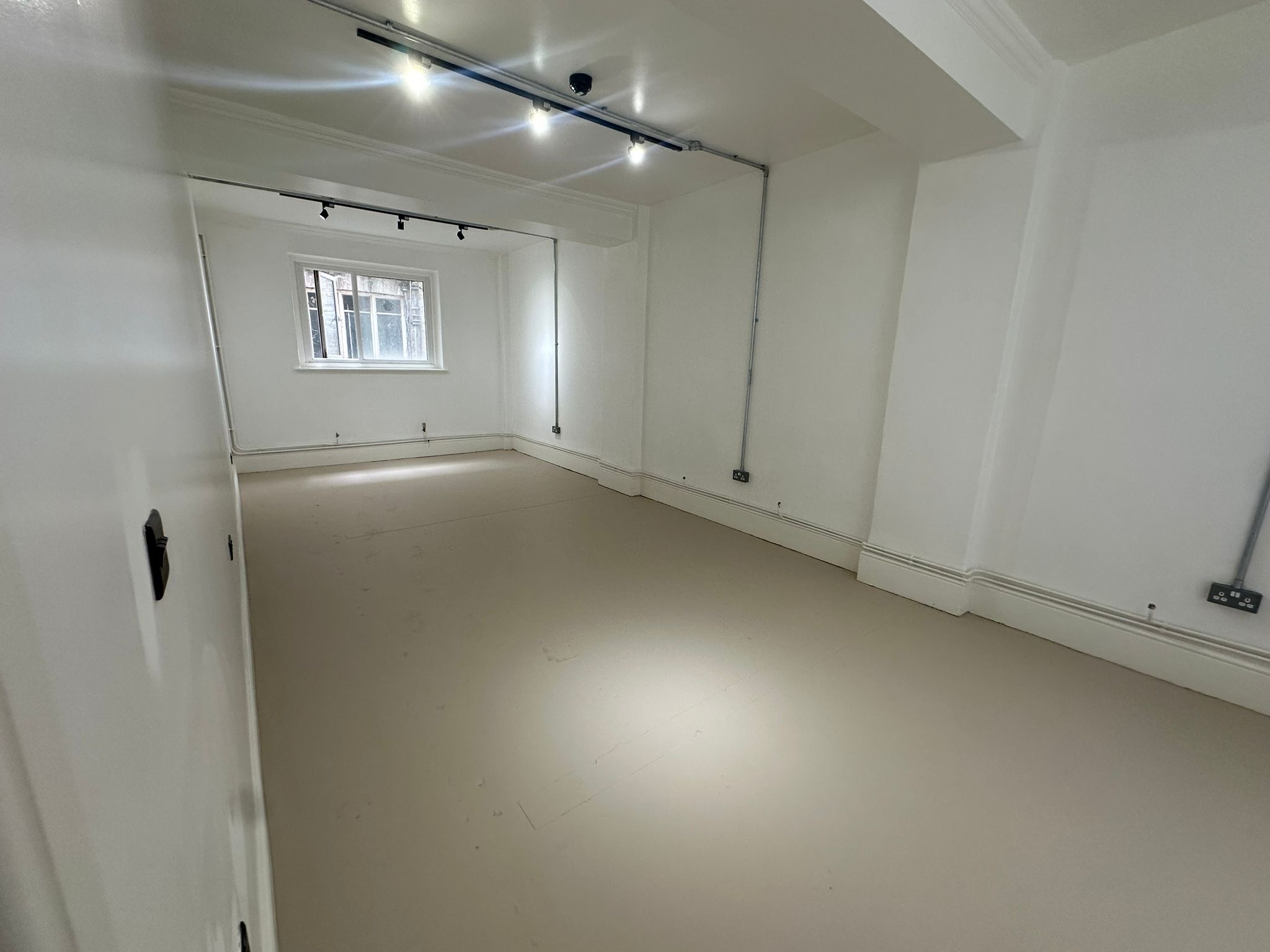 Studio - 1jjcbxdoqcu.JPG