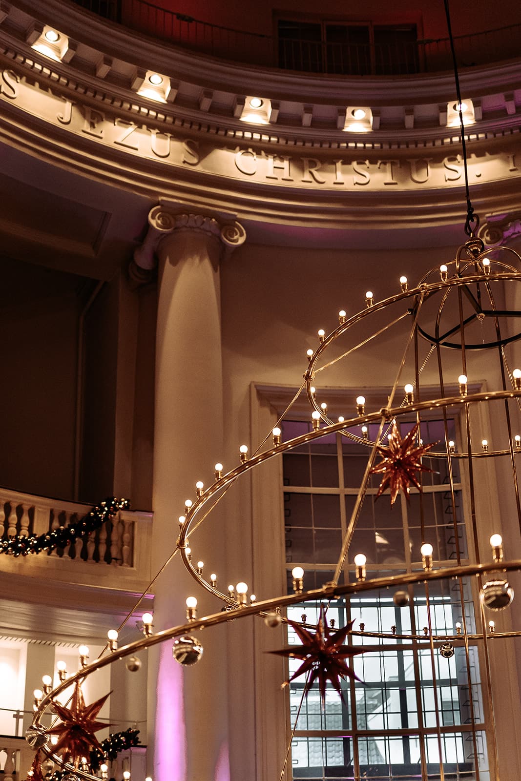 Elegant event space in Koepelkerk Amsterdam with starry chandelier, perfect for gatherings.