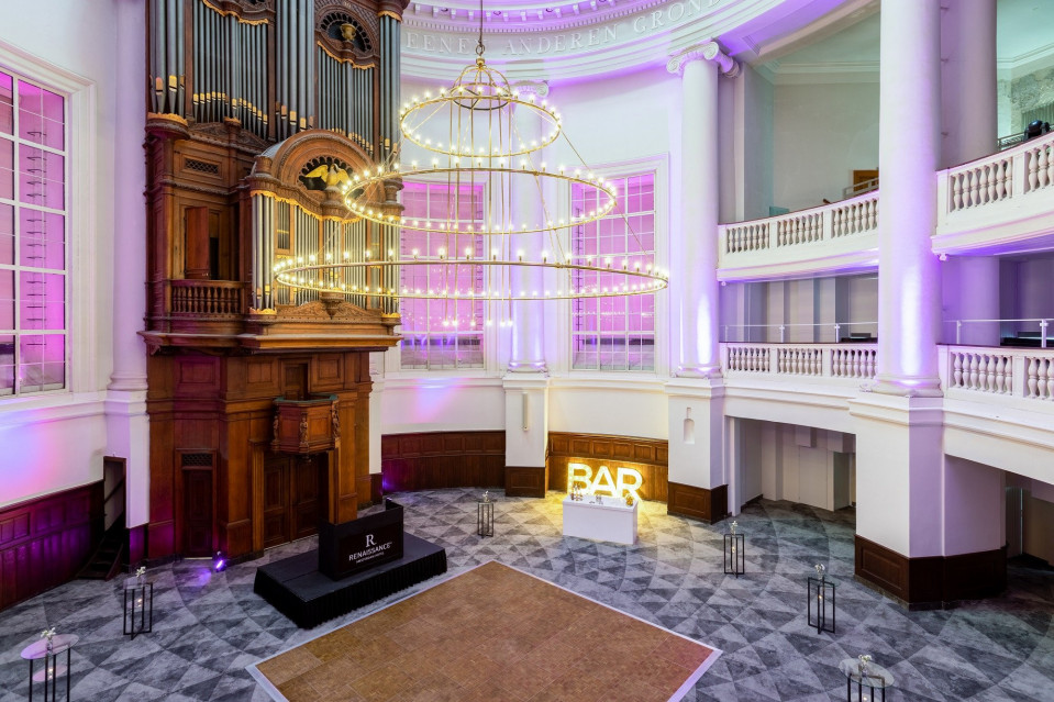 Koepelzaal in Koepelkerk Amsterdam with elegant chandelier, ideal for receptions and events.