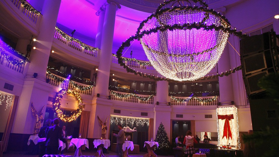 Koepelzaal in Koepelkerk Amsterdam, elegantly decorated for festive gatherings or holiday parties.