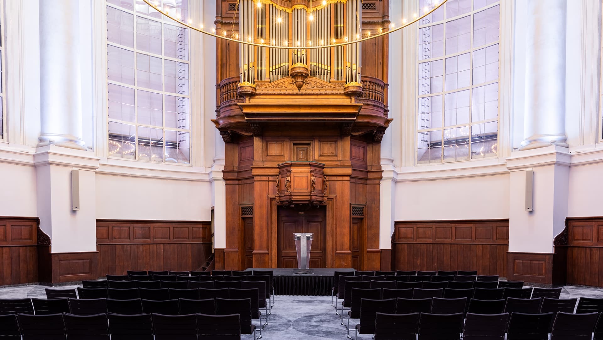 Dome Hall in Koepelkerk Amsterdam, elegant event venue with high ceilings for conferences.