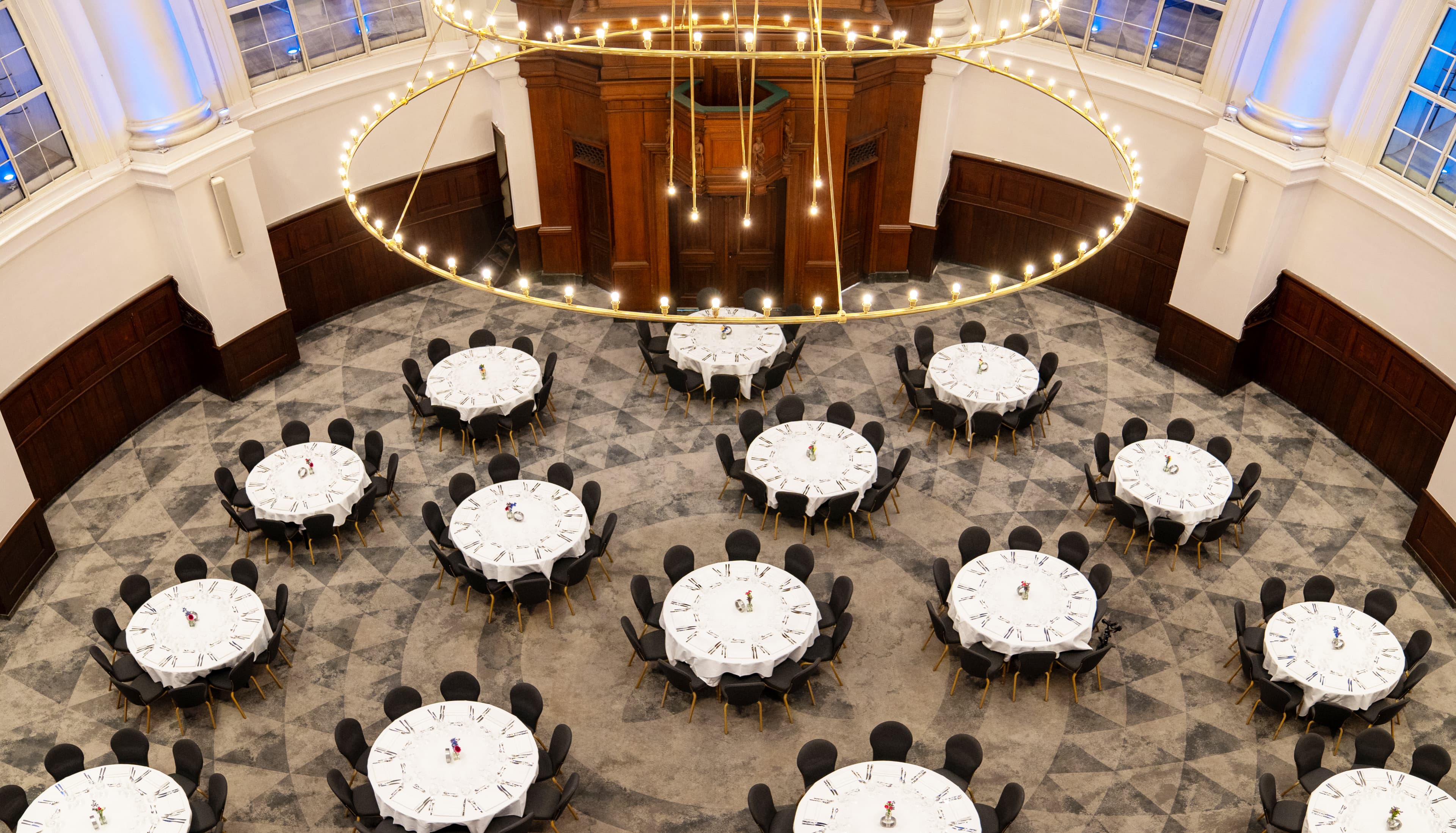Dome Hall Koepelkerk Amsterdam: elegant event space with chandeliers for upscale gatherings.