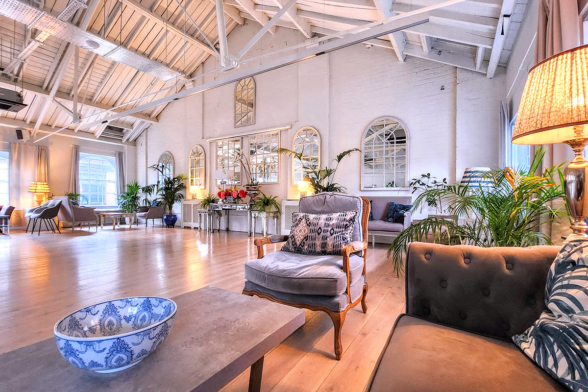 Stylish event space with natural light, perfect for workshops and gatherings.