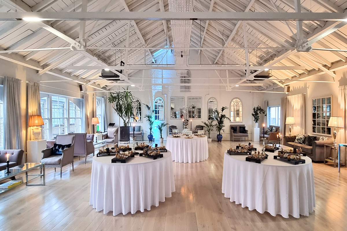 Elegant event space with high ceilings, perfect for meetings and social gatherings.