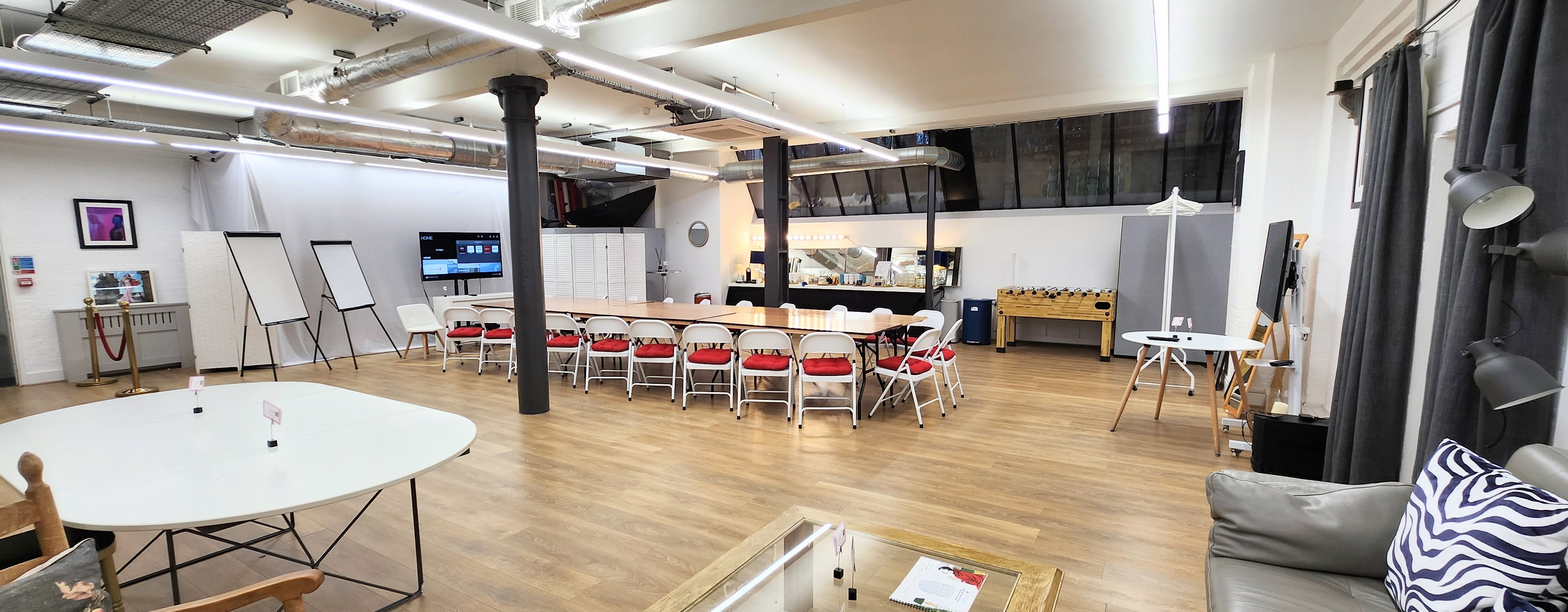 Versatile meeting space with long table, ideal for workshops and team-building activities.