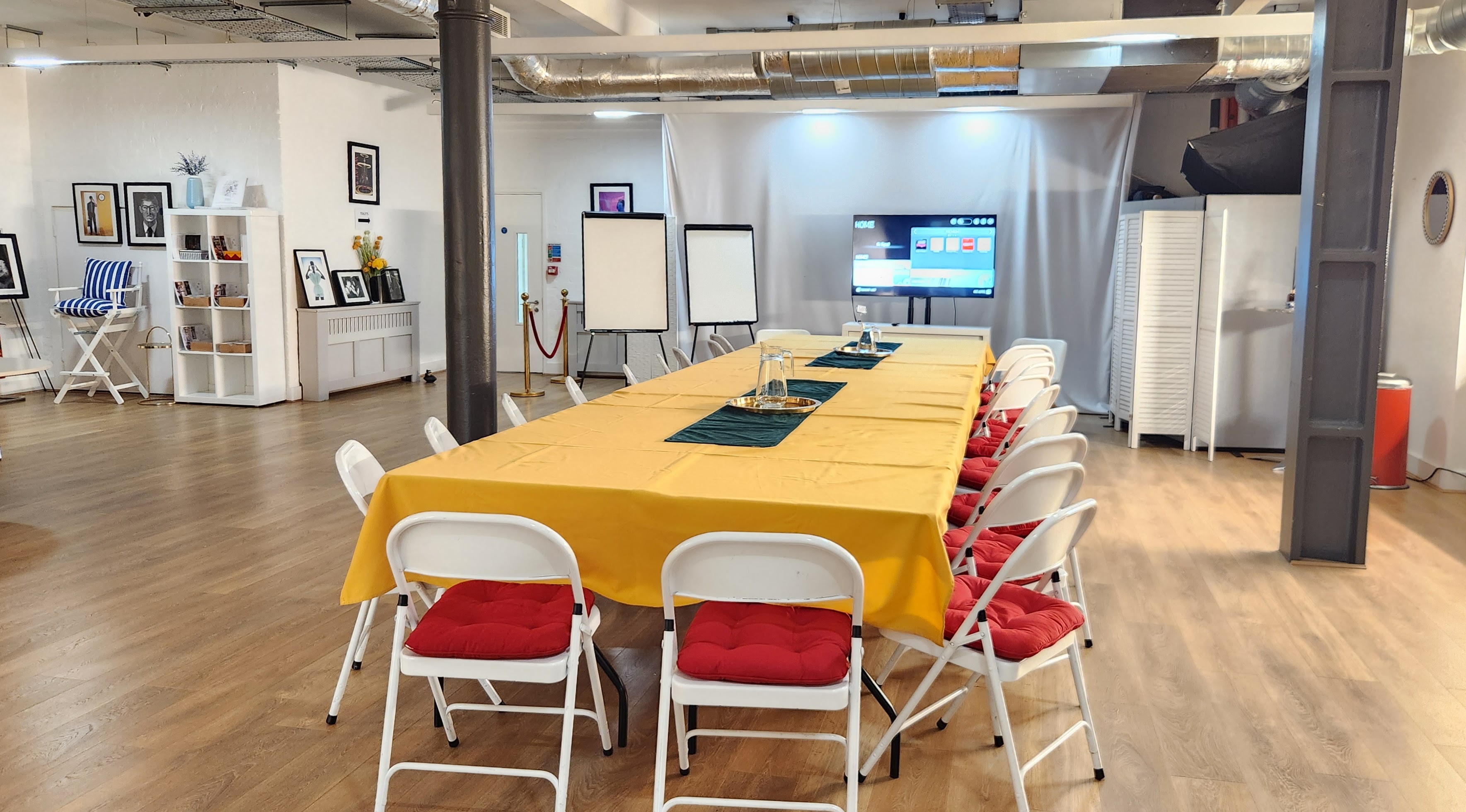 Modern meeting space with yellow tablecloth, ideal for collaboration and presentations.