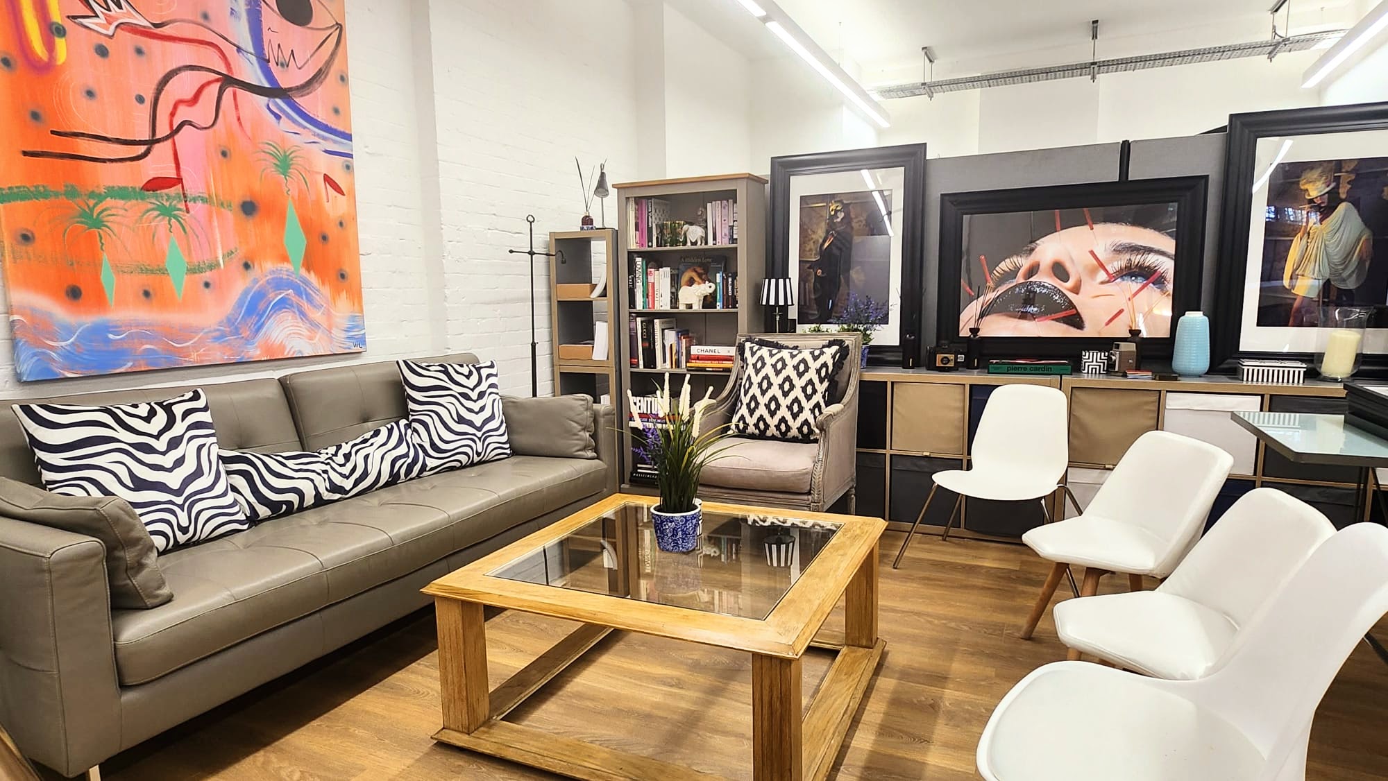 Modern meeting space in La Galeria, perfect for creative brainstorming and networking events.