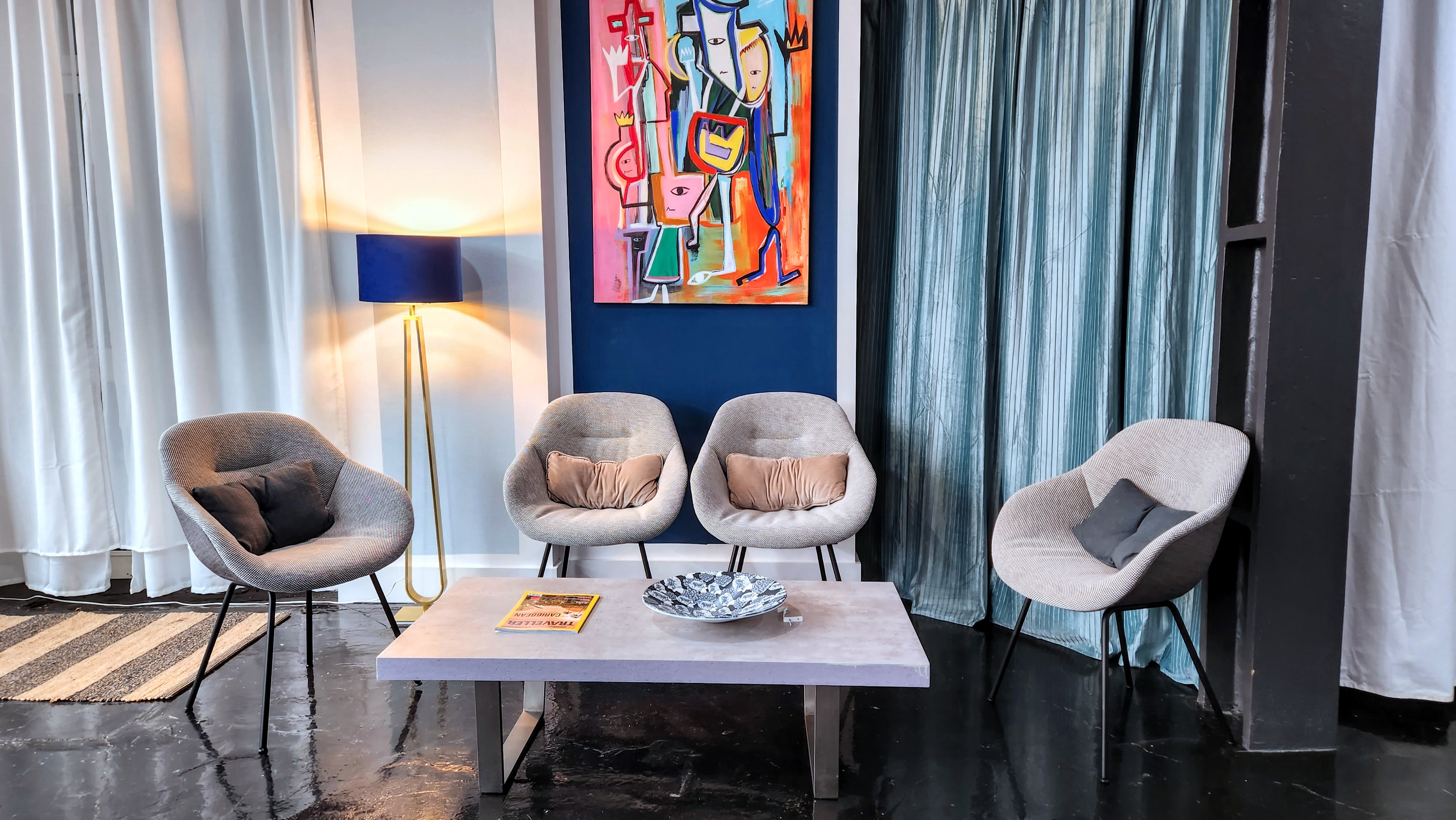 Stylish lounge area in La Galeria, ideal for networking events and informal meetings.