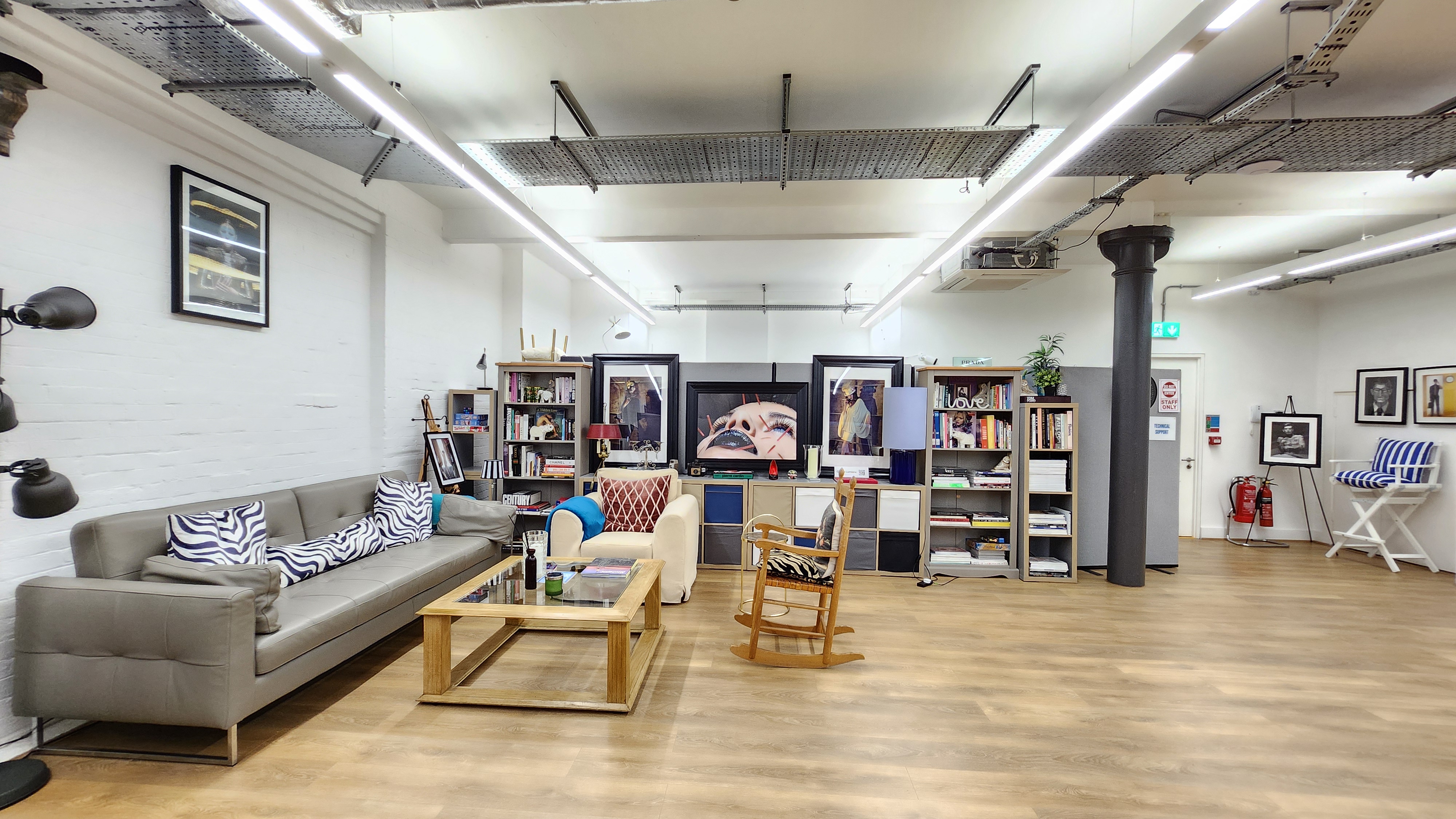 Versatile meeting space in La Galeria, perfect for creative brainstorming sessions.