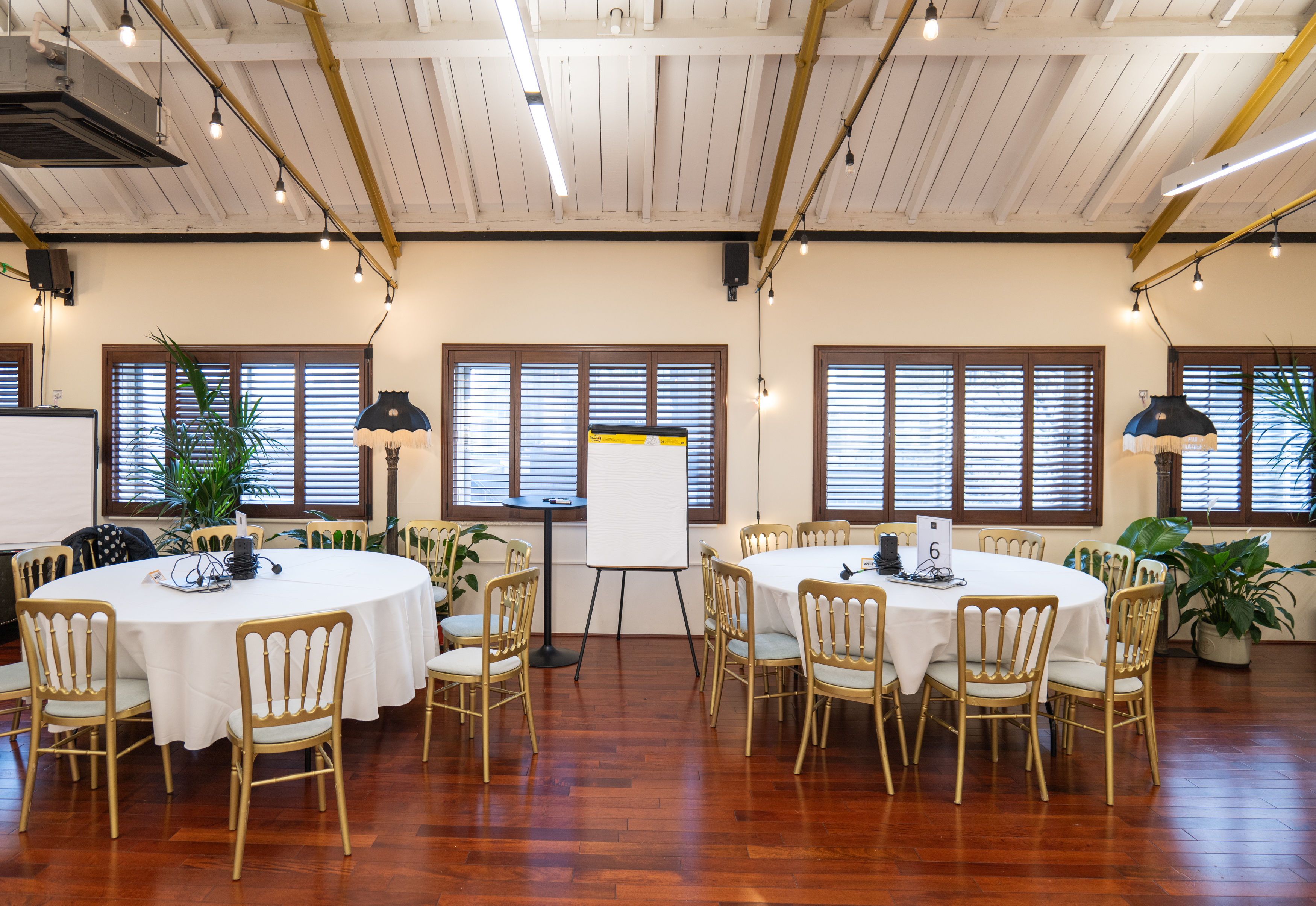 Underwood Flagship Venue: bright meeting space with round tables for workshops and conferences.