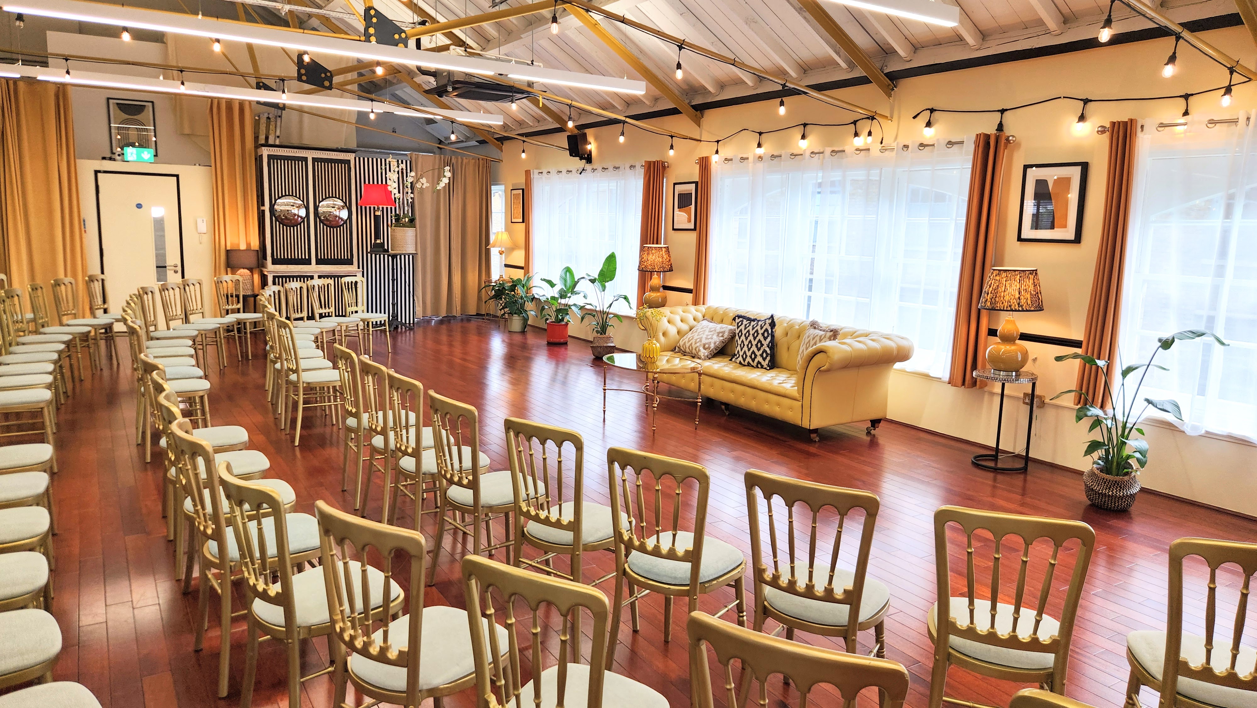 Underwood Flagship Venue: cozy meeting space with warm lighting for workshops and events.