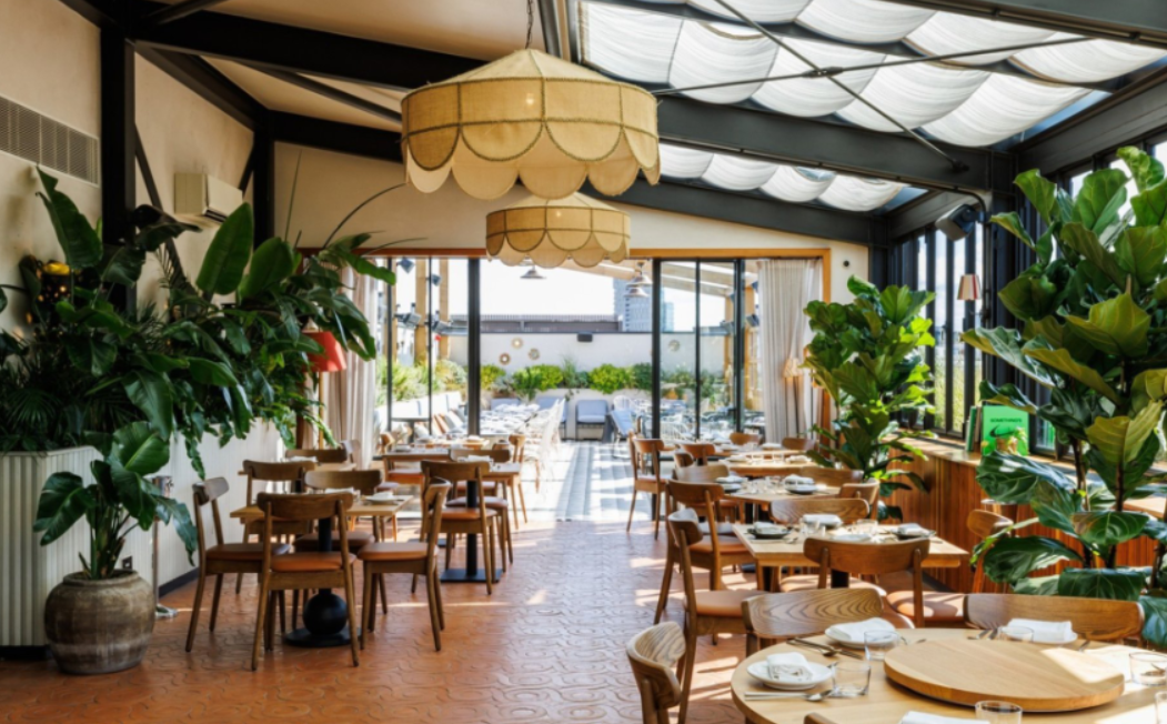 Liama Inn dining space with large windows, perfect for meetings and events in Shoreditch.