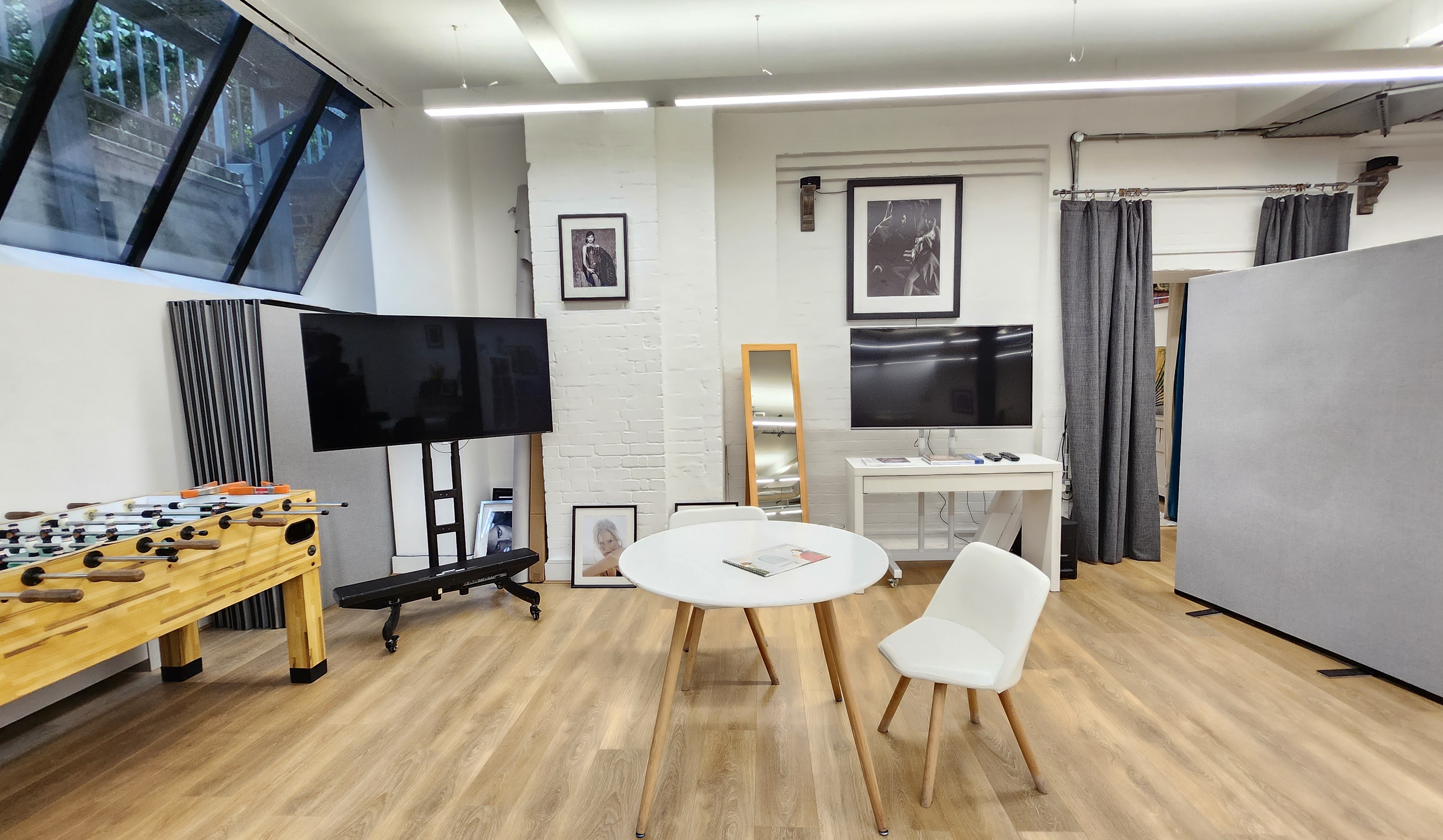 Versatile meeting space in Lumiere Underwood with a round table for brainstorming sessions.