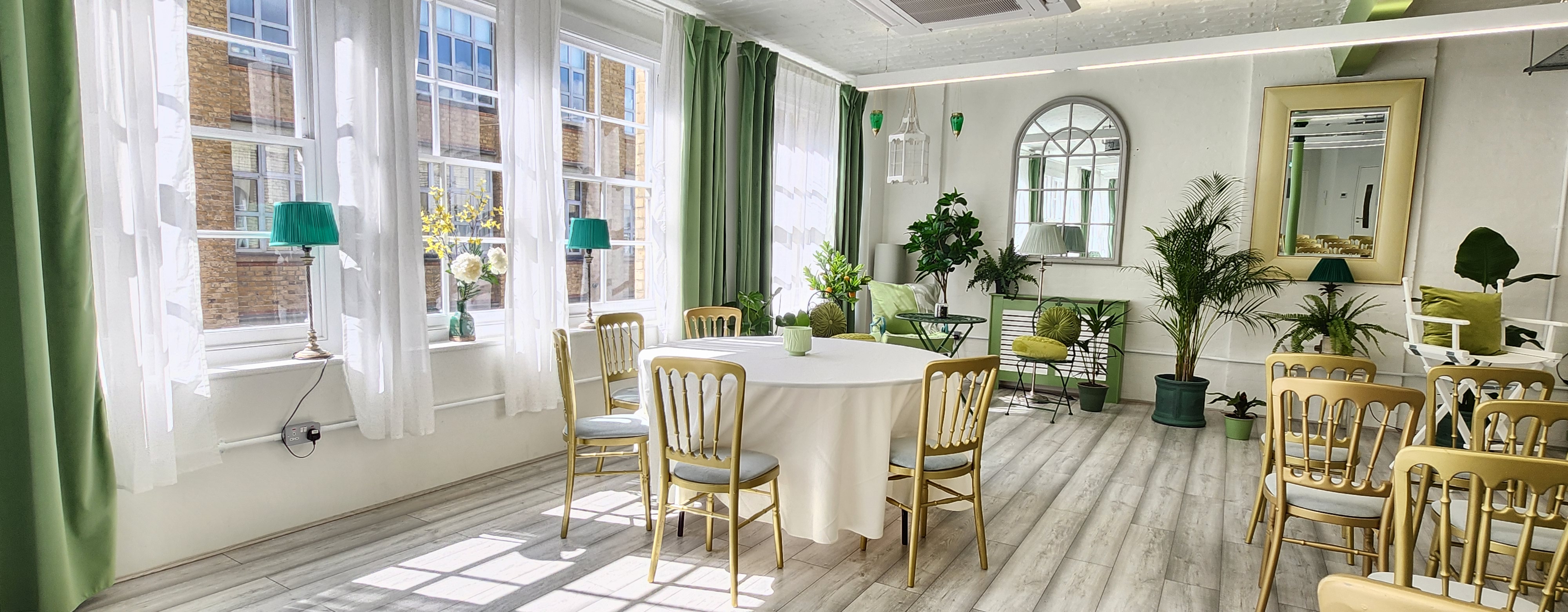 Bright meeting space with round table, perfect for gatherings and brainstorming sessions.