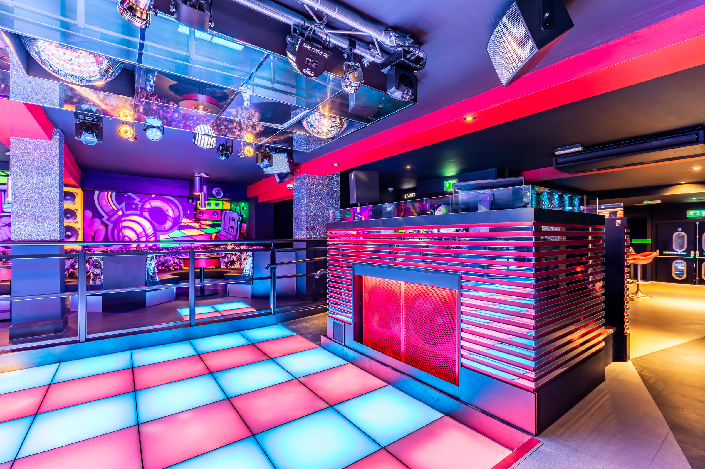 Vinyl - tw0ulsu3rq3.jpg