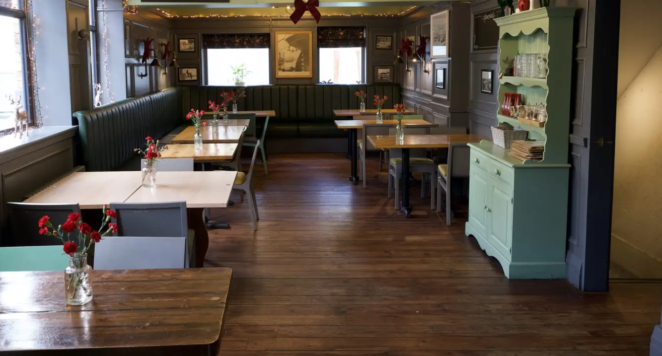 Classic Dockers Inn pub with flexible banquet seating for networking dinners and breakout sessions.