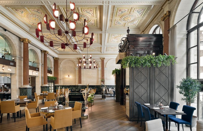 Elegant restaurant in Piazza Italiana, ideal for upscale corporate events and private dinners.