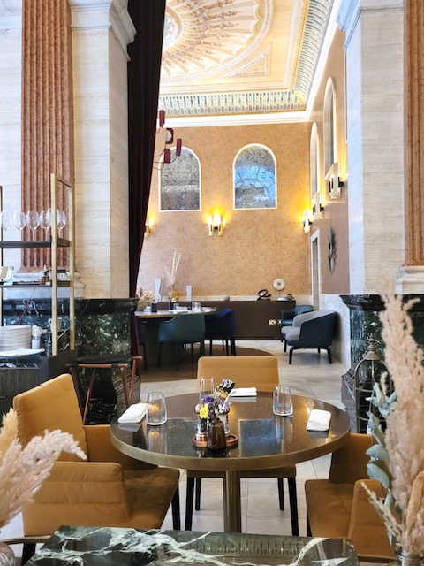 Elegant restaurant in Piazza Italiana, ideal for corporate lunches and private dinners.