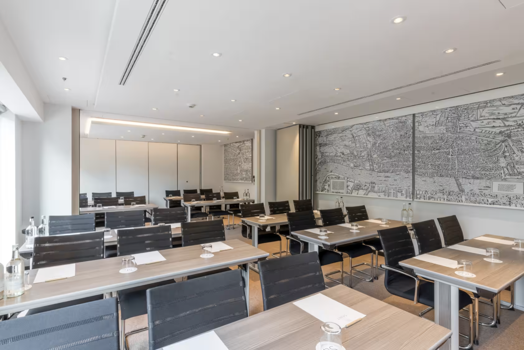 Modern meeting room at Hotel Saint London, ideal for corporate events and training.