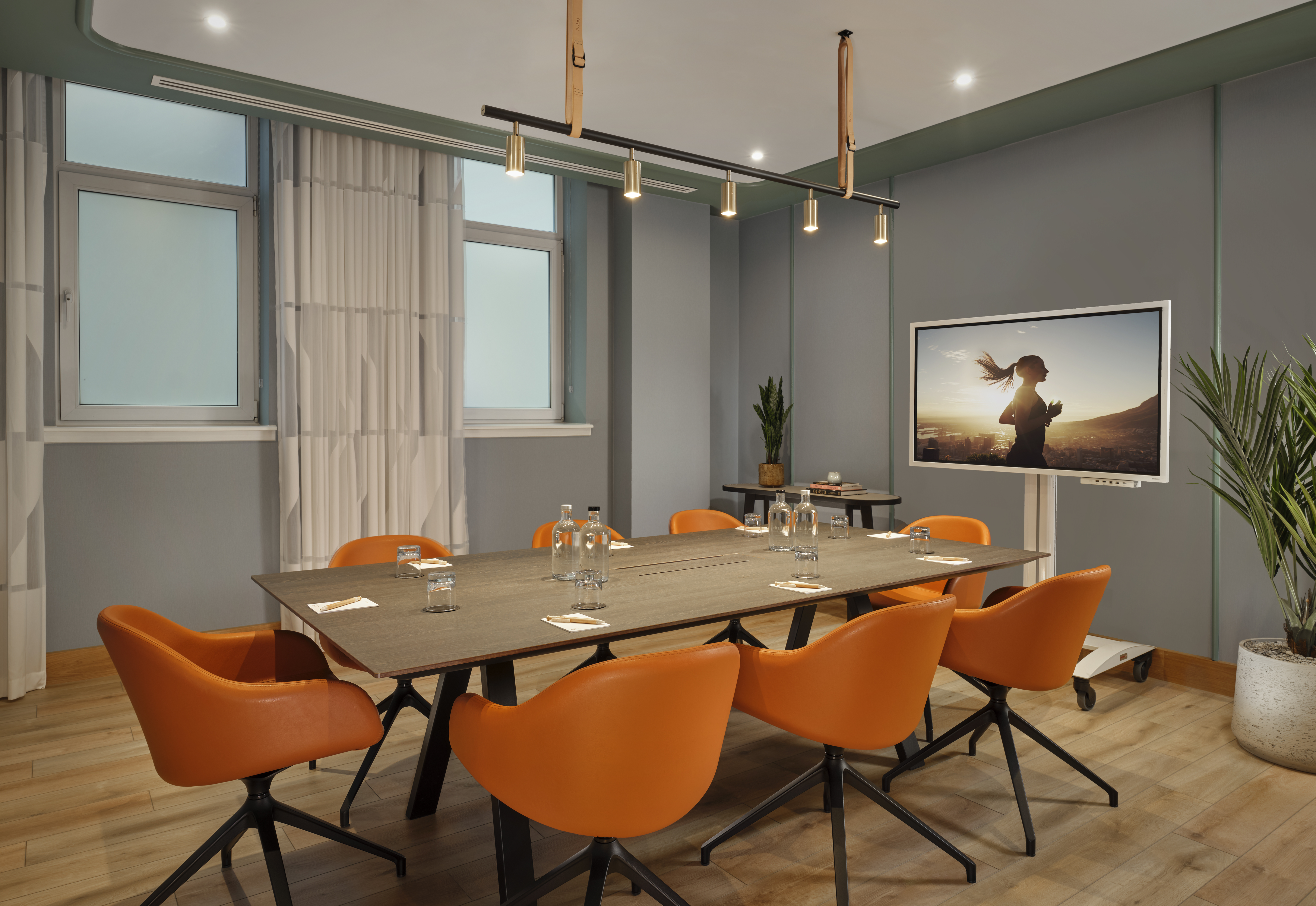 Modern meeting room at Huddle hub, Citadines Holborn, ideal for collaboration and creativity.