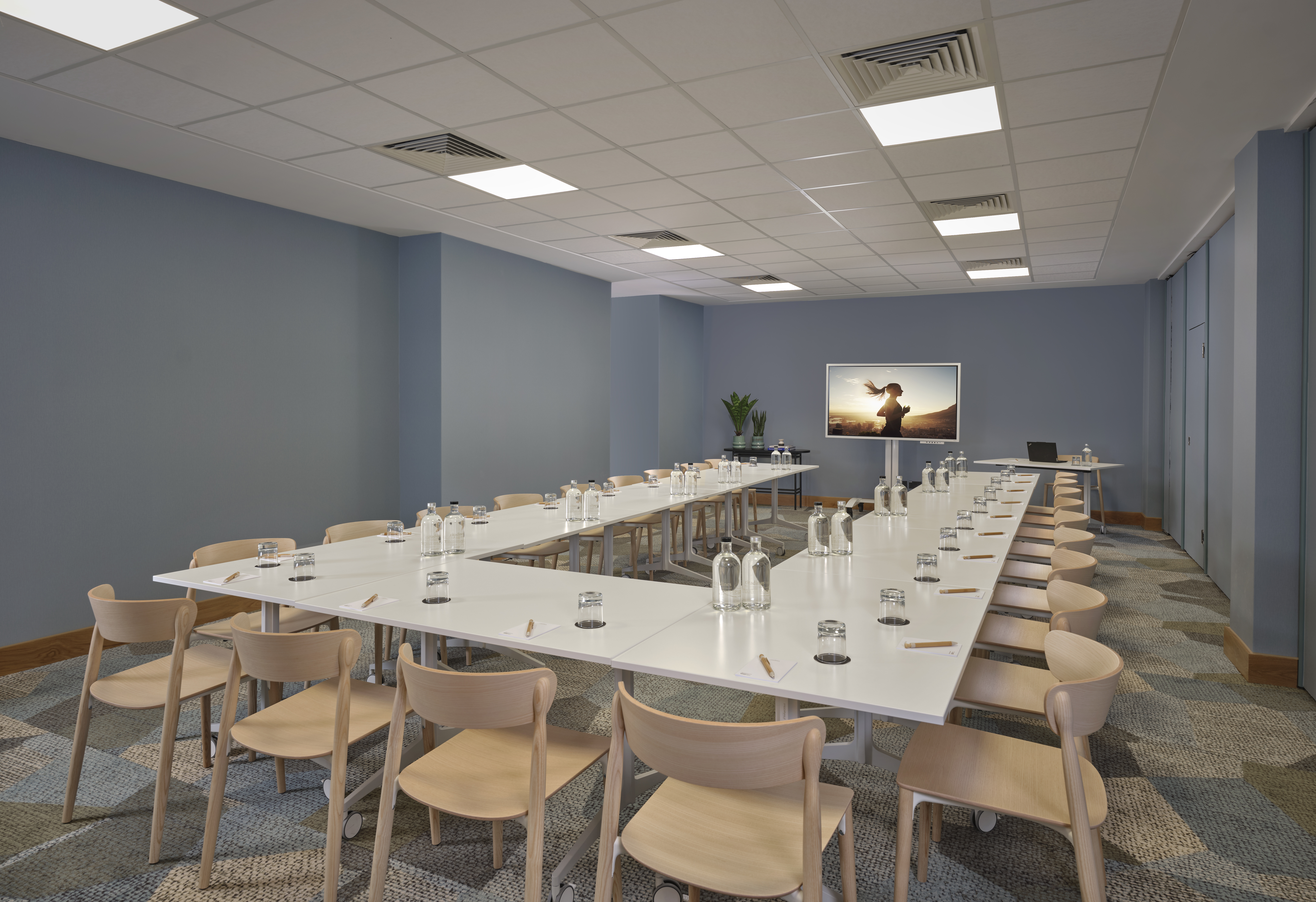 Modern meeting room in Citadines Holborn, ideal for professional gatherings and presentations.