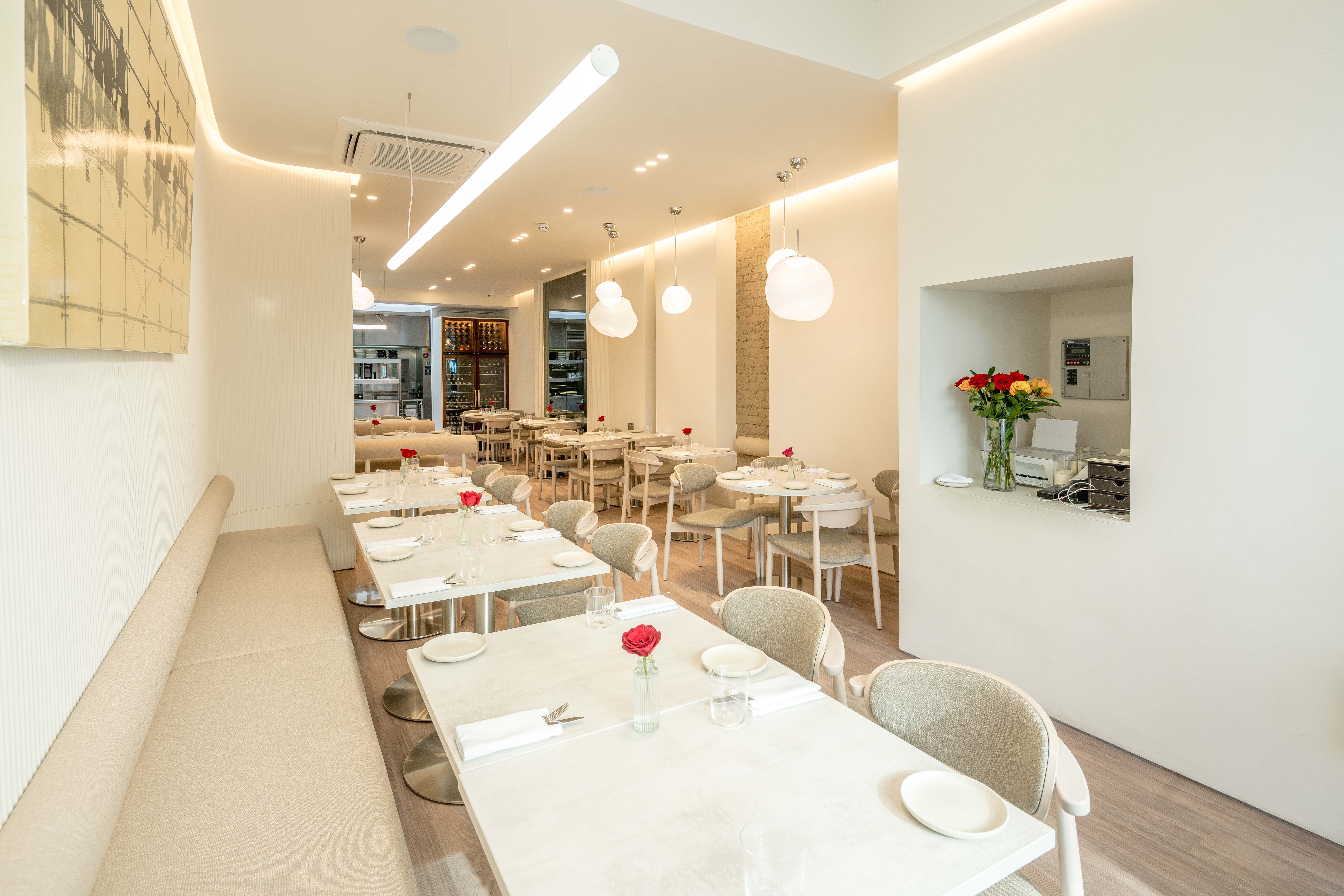 Minimalist restaurant in Botwa for intimate corporate luncheons and sophisticated breakout sessions.