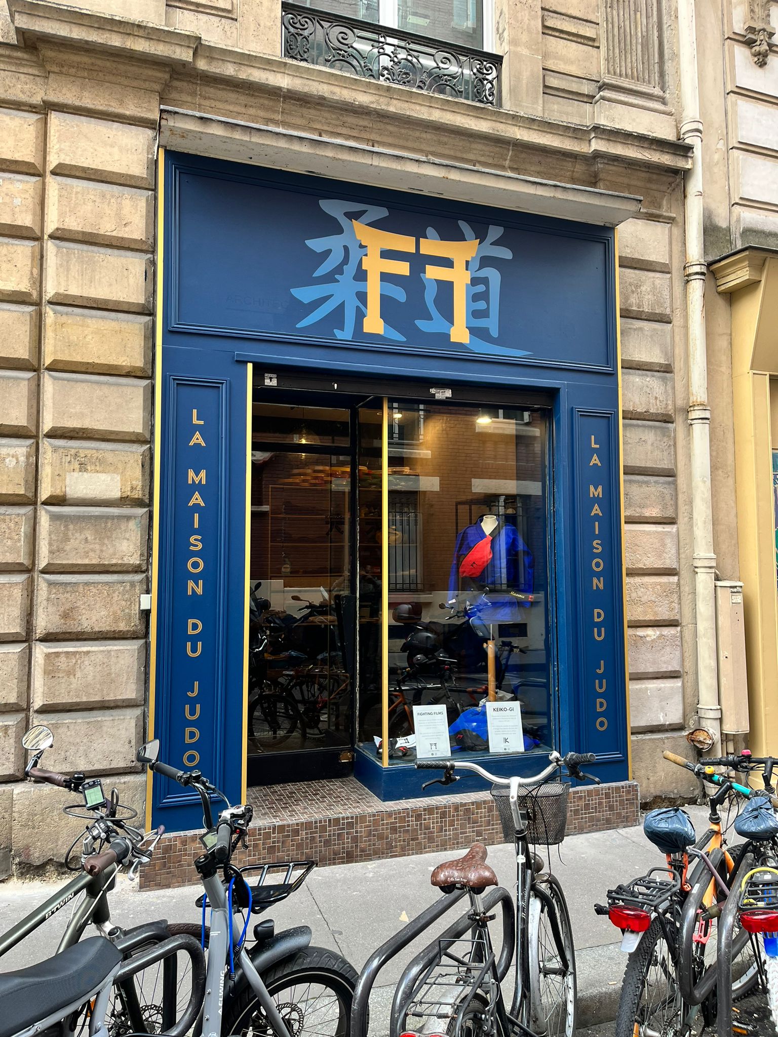 The No. 1 judo store in Paris ...