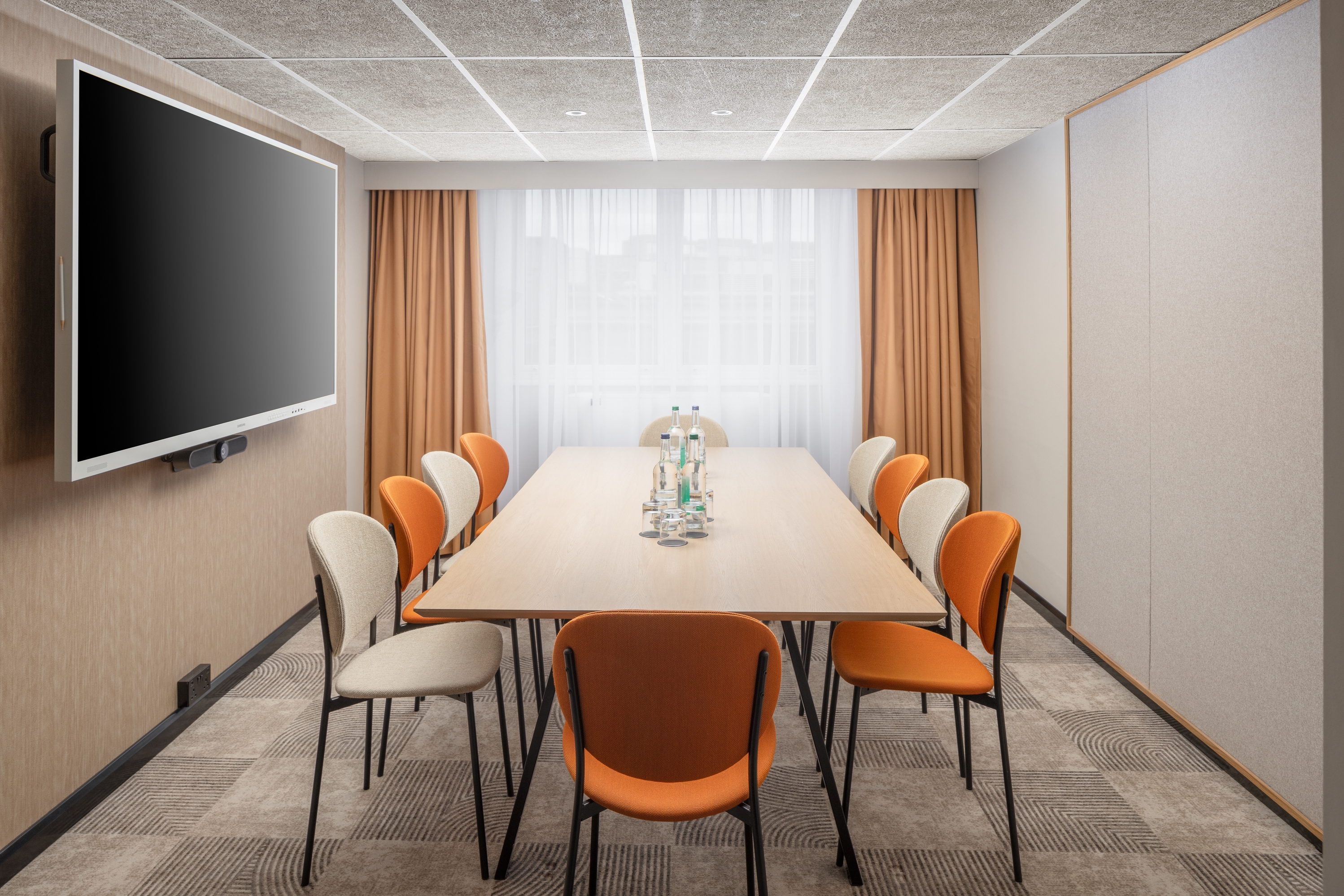 Modern meeting room in Mercure London Earls Court, ideal for conferences and brainstorming.