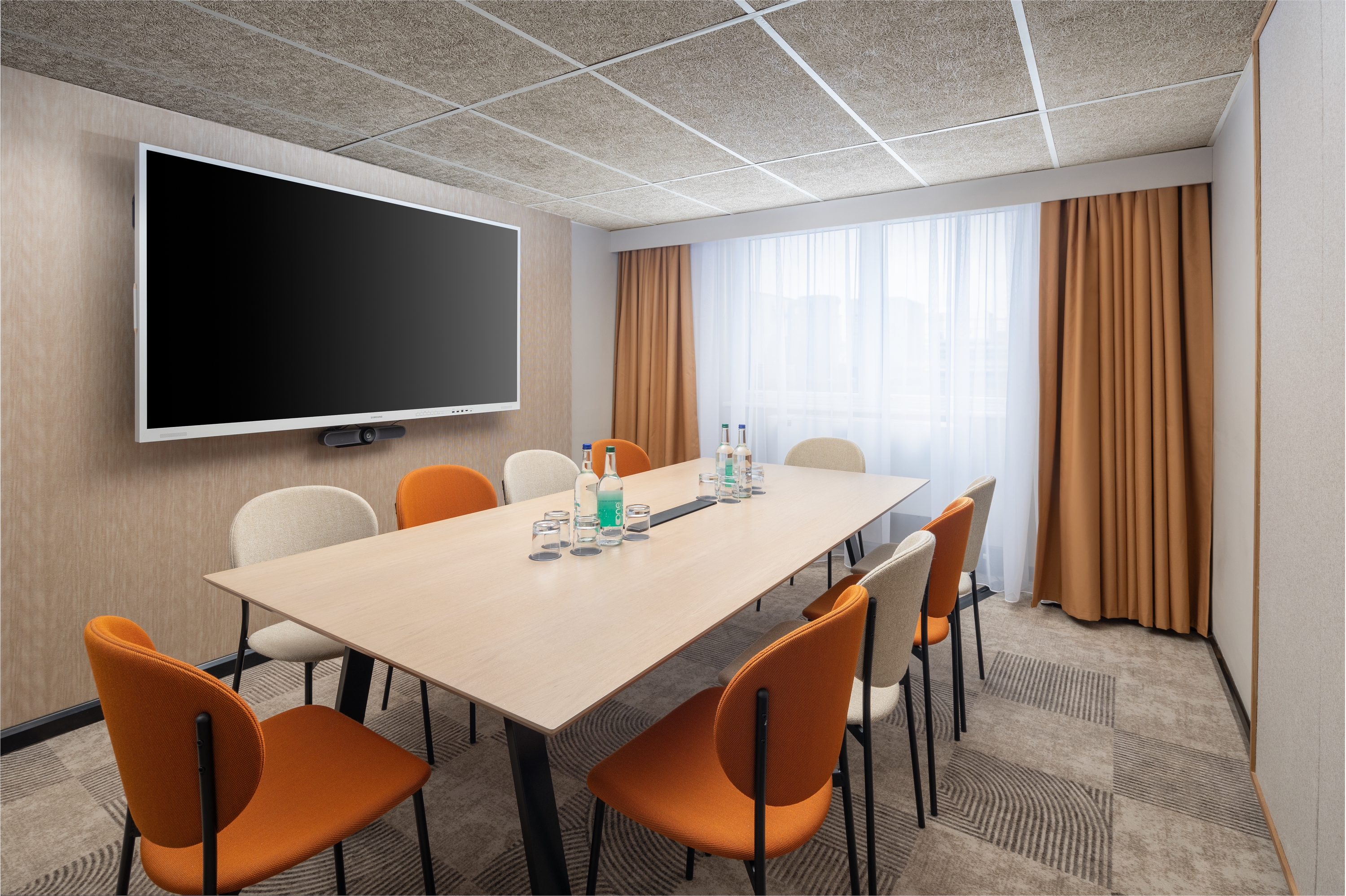 St James Park Suite: modern meeting room with large screen, ideal for conferences and brainstorming.