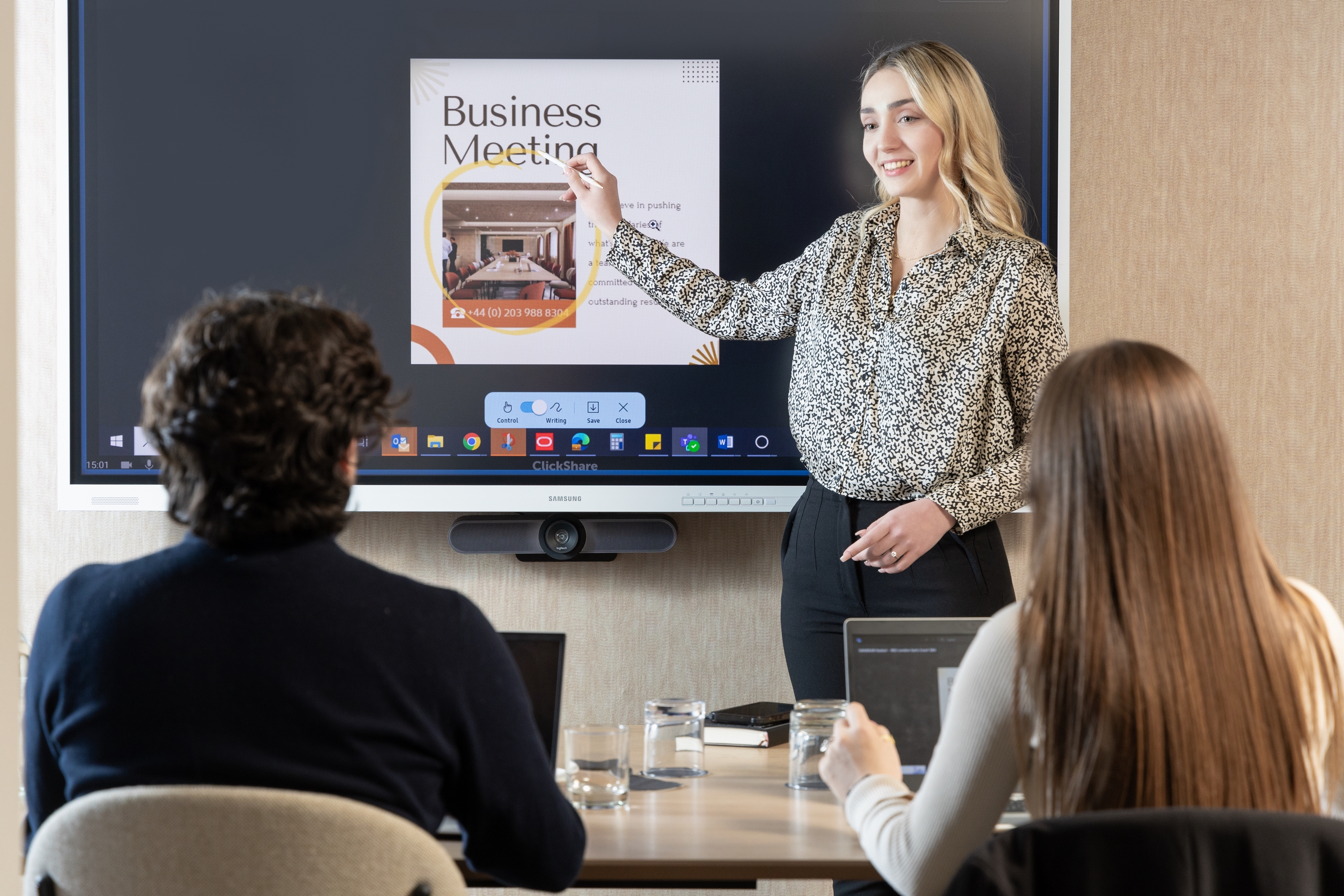 St James Park Suite at Mercure London: modern business meeting with digital display.
