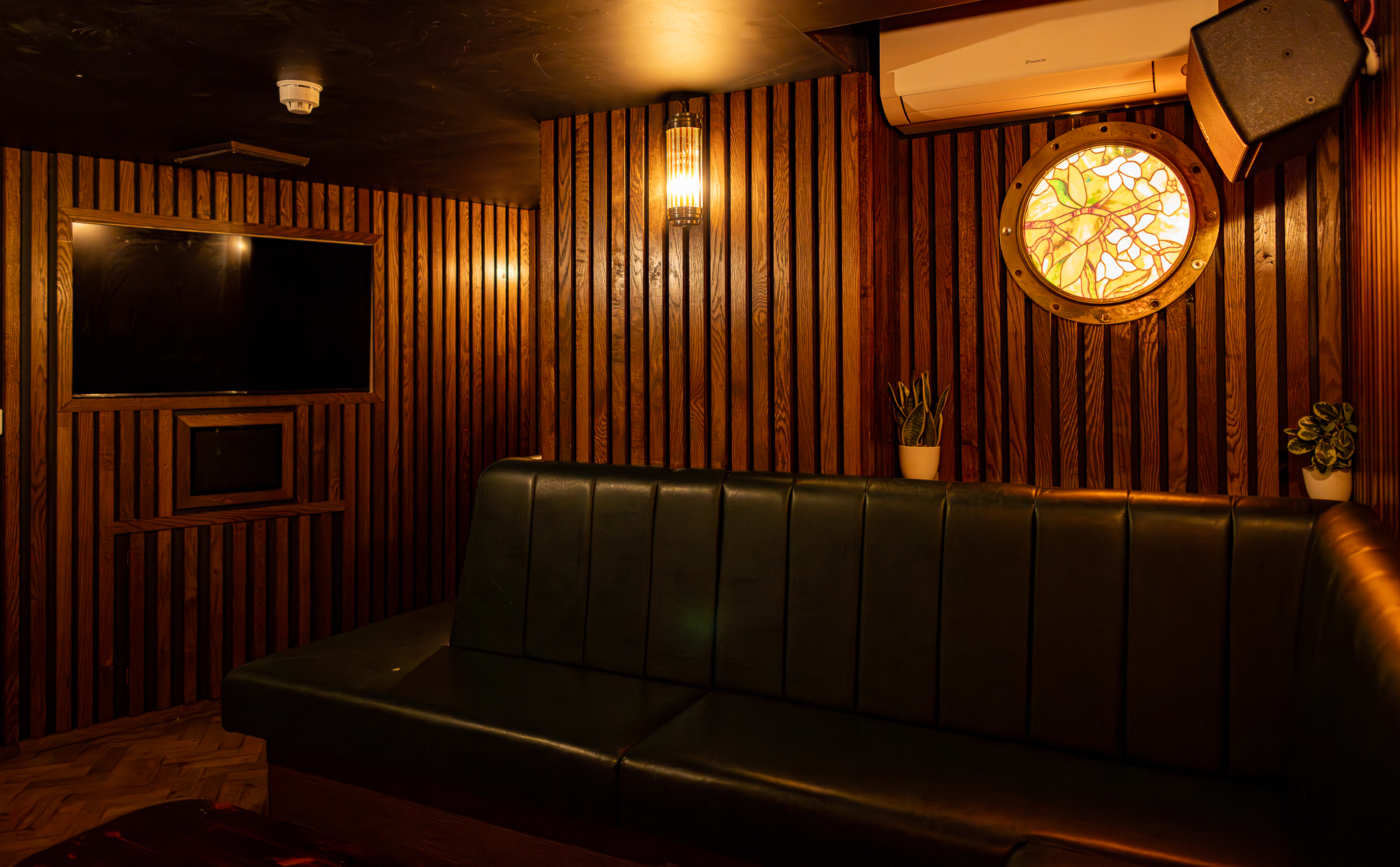 Cozy karaoke room with wooden paneling, ideal for meetings and workshops in Shoreditch.