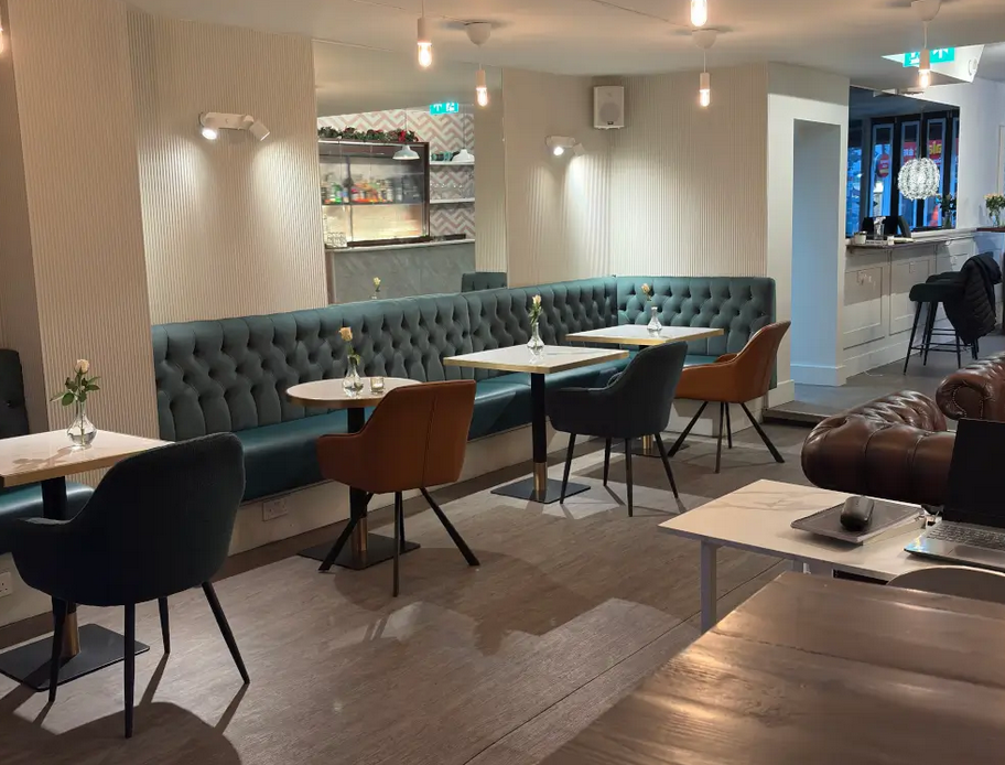 The Lounge at Simul Place: High-end networking space for conferences and brainstorming.